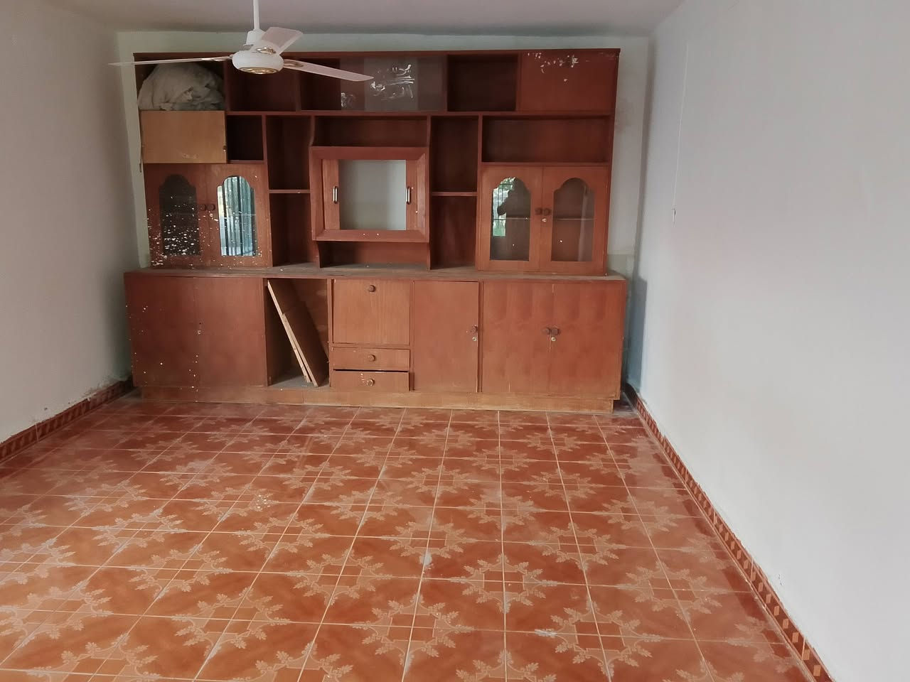 السلام عليكم ورحمه الله وبركاته...
يتوفر بيت للايجار يحتوي على غرفتين وربعه واستقبال وصاله وسطيه ومطبخ حار وبارد وحديقه وسقيفه بالاضافه الى طاقه شمسيه ... 
العنوان عرب المجيد  ..  للاستفسار التواصل مع الرقم ***********
