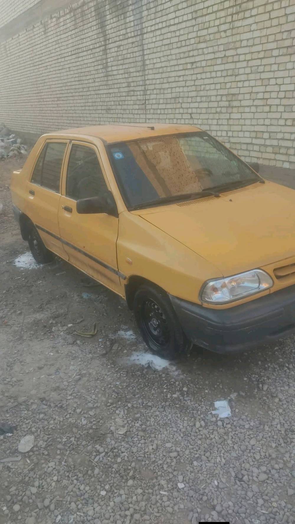 للبيع سيارة صفراء صغيرة بحالة جيدة للاستخدام اليومي. مناسبة جداً للتنقل داخل المدينة وعملية للاستخدام اليومي.