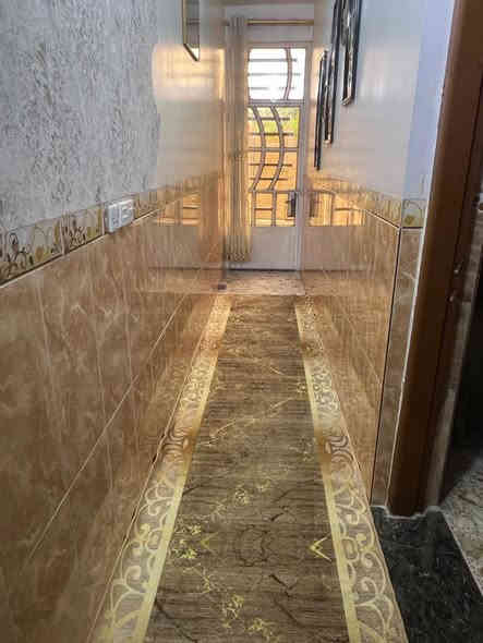 السلام عليكم بيت للبيع/ المساحه ١٢٥متر الواجه ٥متر والنزال ٢٥متر يتكون من استقبال وممر معزول وأربع غرف نوم وصاله ومطبخ وحمام عددٍ ثلاثه ومنور جانبي ومنورخلفي وكراج سيارة وامام البيت تشجير150متر العنوان/العبيدي شارع العابد تصل على هاذه الرقم لمعرفت السعر الرقم ***********
