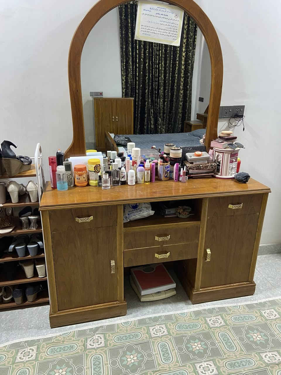 غرفه نوم للبيع 
سعرها مليون وبيها مجال 
الغرفه نظيفه 
مكاني الغزاليه 
***********
