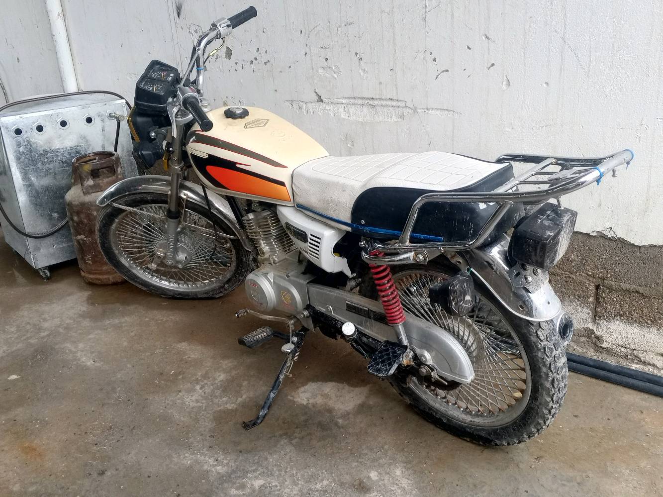 بعقوبة كاطون الرحمه قرب شركه اديالى للتجاره والمعادن 
ماماشيه اهواي لن دراجه مخزونه جانت 