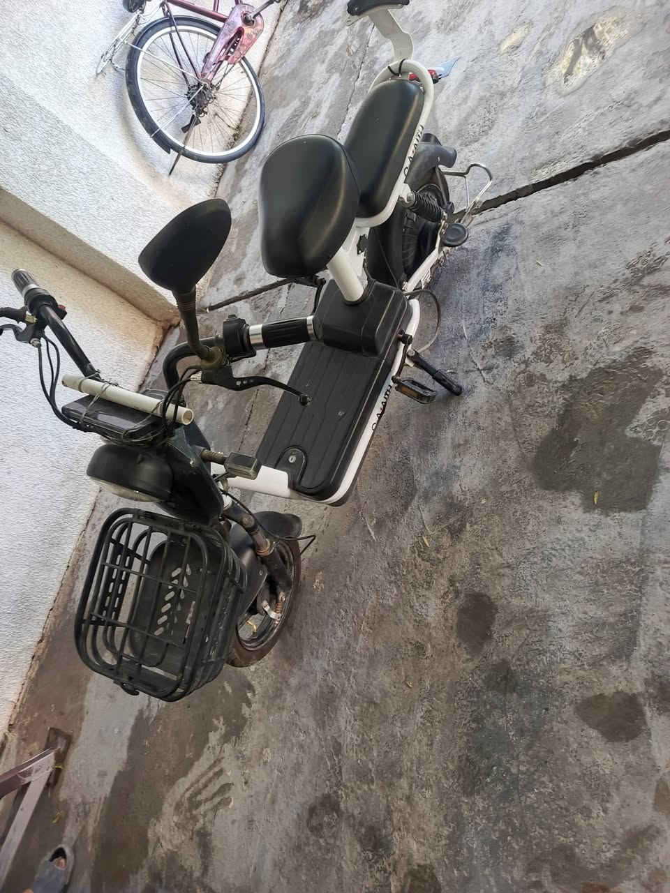 يوجد موطار شحن للبيع فقط بطاريات والسعر 200وبي مجال بكان الموطور الوجيهيه تقاطع الجيزاني منطقه ابو الحديد رقم ***********
