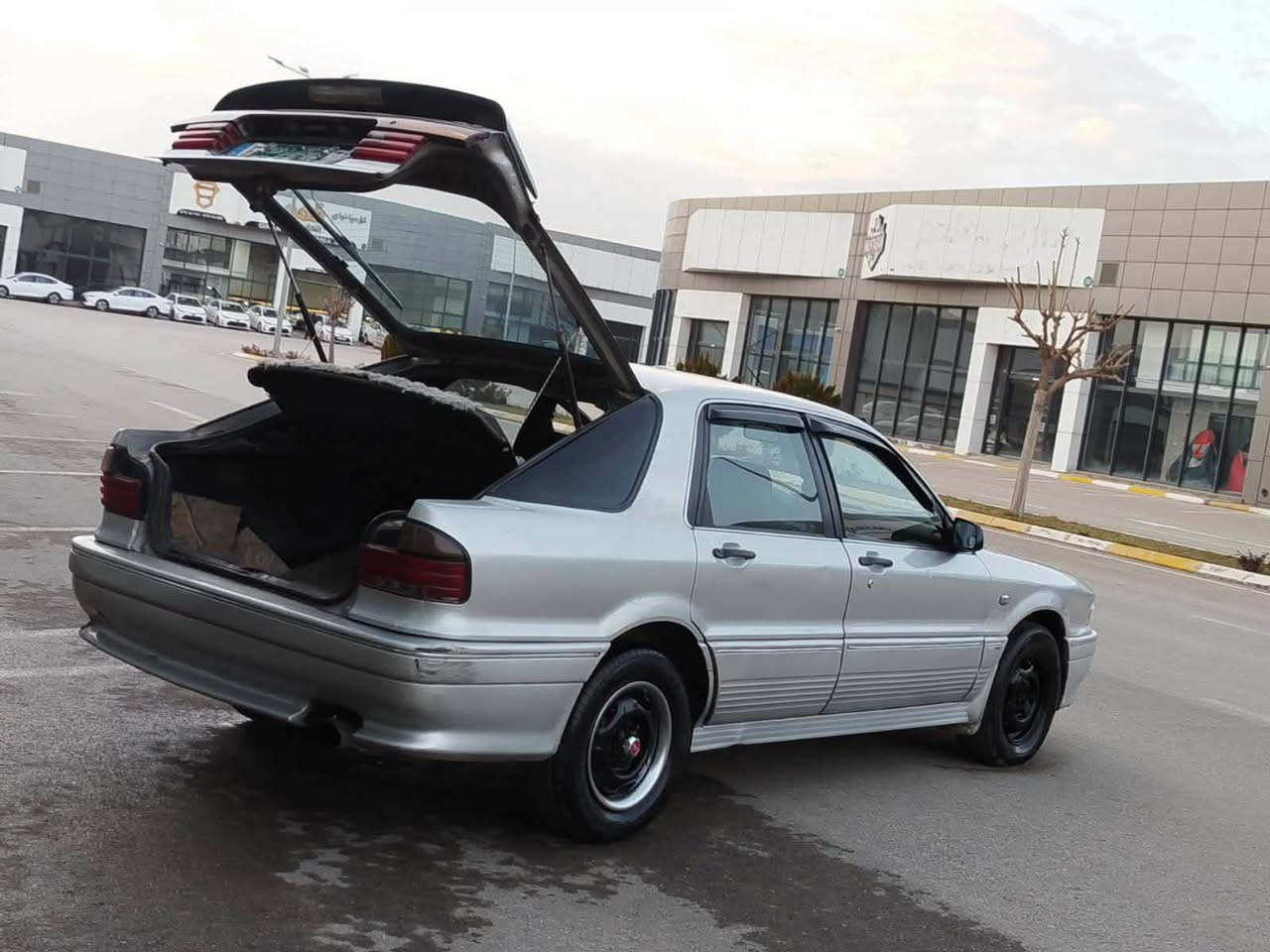 سەرەتا بەناوی خوااا
مستربۆشی گڵاند
1992 
ئاڕمی پلاستیکی سۆران بەشەرتی ئەوەلیات و خەرامە 
گێڕ عادی 
گێڕو مەکینەی بەشەرتی ۱۰ فیتەر 
سەیارەکە دەعمی نیە چەکوشی پێوە نیە
سەیارە لۆک لۆک ماوەتەوە ماشااللەی لێبێت زۆر مەزبوتە 
بێ تەقەو ڕەقە 
سڵایت 
زینۆن 
هەموو گیانی ئیش ئەکات زۆر بێ کێشەیە 
سپێری لۆکی لەگەڵە 
چوار تایەو ویلی لۆکی لەژێرە 
سەیارەکە تەبریدە 
گەرمی مەزبوتە 
نرخی خوار هەموو بازاڕە 28 گەڵاو کەمێک مەجال 
شوێن سلێمانی 
***********
***********
واتسئەپ و ڤایبەری لەسەرە کۆڕەکەکە السليمانية, العراق
