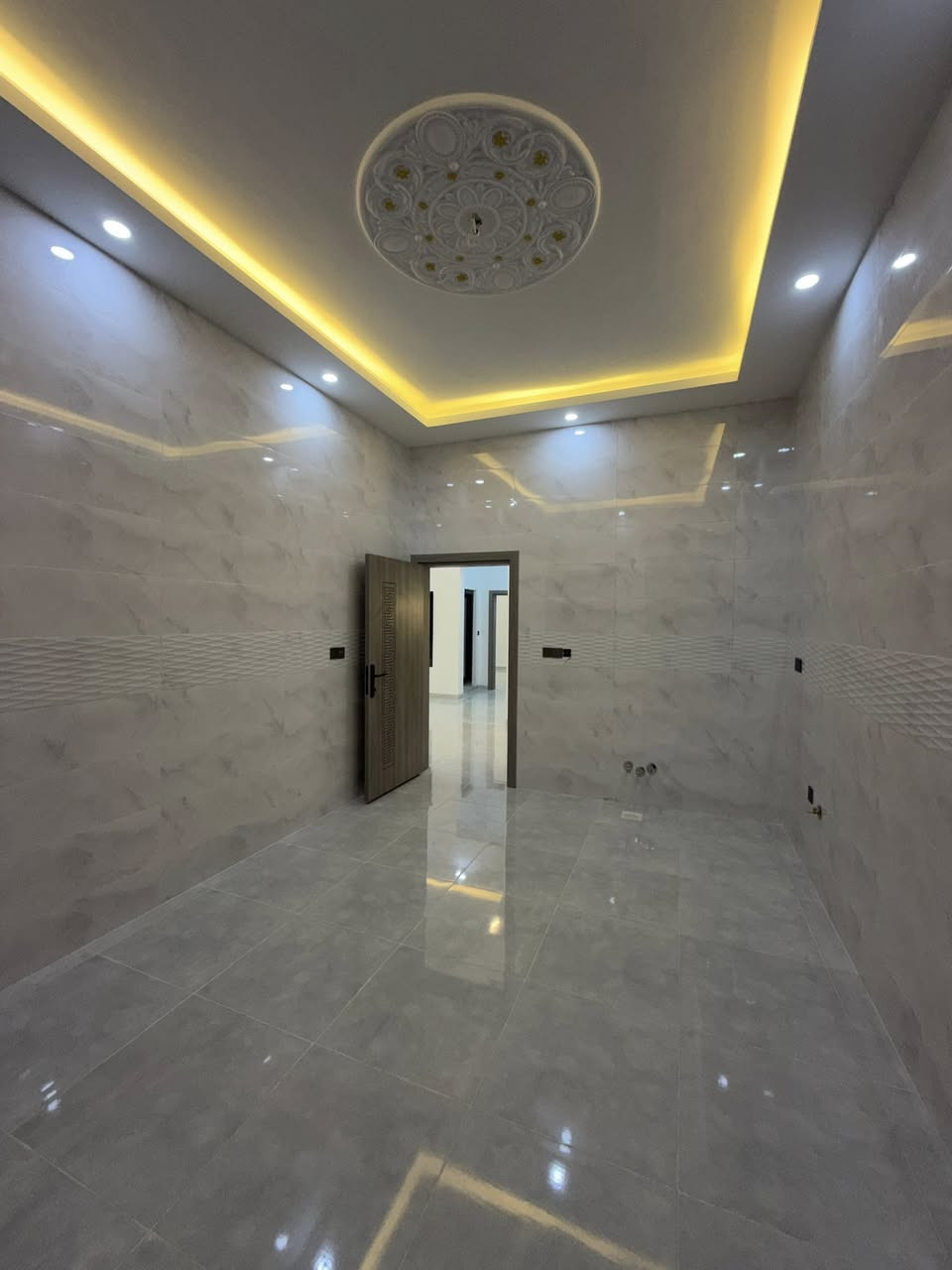 دار للبيع تكريت حي الجمعية
مساحة ١٥٠ متر واجة ٧ ونص نزال ٢٠ متر 
بيت طابقين صفر ٥ غرف نوم
٣ مجموعات صحية
استقبال كبيرة
صالة عدد٢
ومطبخ وكراج
الدار موقع مميز على منتزة
الدار رباط فتل 
واجة حجر حلان 
الدار كلة سحب
تاسيس كلة دفن 
السعر ١٩٠ مليون 
للاتصال ***********
مكتب يوسف للعقار
