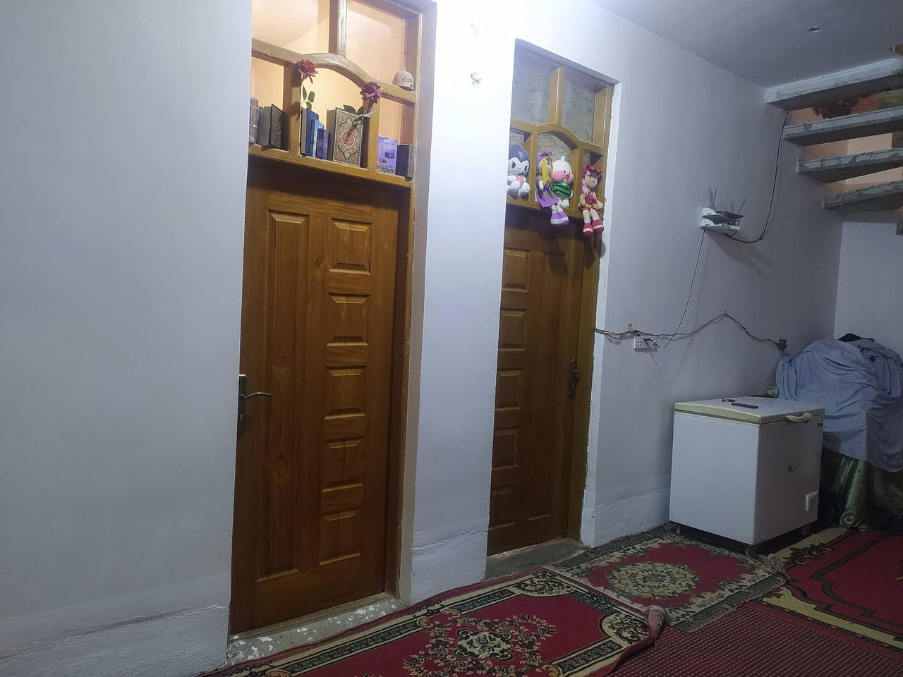 السلام عليكم .
دار للبيع موقع مميز .
موقع تجاري ركن ع 4 شوارع .
مساحته الدار 320متر .
طابو زراعي سند 25.
بناء حديث .
سقف صب كونكريت .
المكان .الحمزه الغربي.المعاره قرب السيطره .
البيت يتكون من .
غرفتين 4×5.
صاله 4 ×10
مطبخ 5ونص ×5.
استقبال 7 ×4 .
مجمع صحيات 3×2ونص .
للاستفسار الاتصال ع الرقم .
***********
