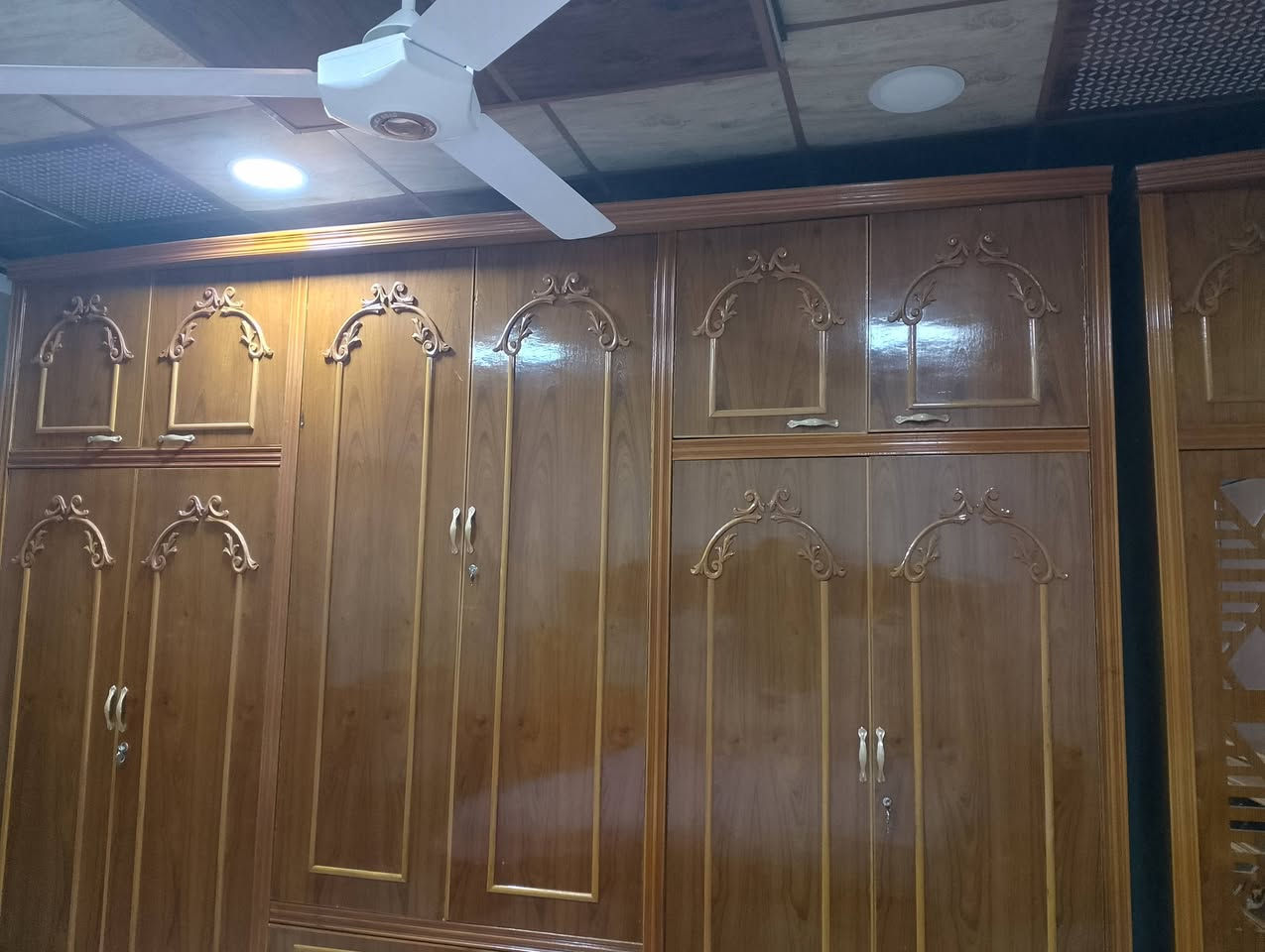 السلام عليكم
غرفة خشب صاج نظيفة حيل 
***********
