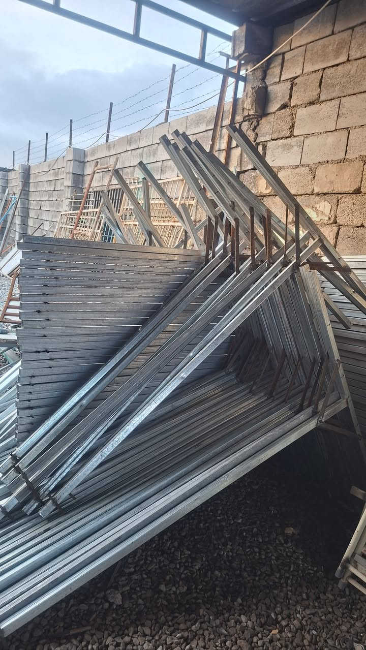 ئاسن فرۆشی سەرباز  بۆفرۆشتنی حەرفTبۆکەپری مێو١٥٠سم پان٢م بەرز جوتی١٢هەزار گەیاندن هەیەناونیشان چوارقوڕنە***********_***********
