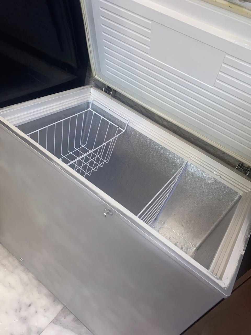 مجمدة للبيع نظيفه عطل فقط الماطور شركه دولفين لكن مصبوغه سلفر تواصل مع هذا رقم(***********) يحتوي على واتساب
