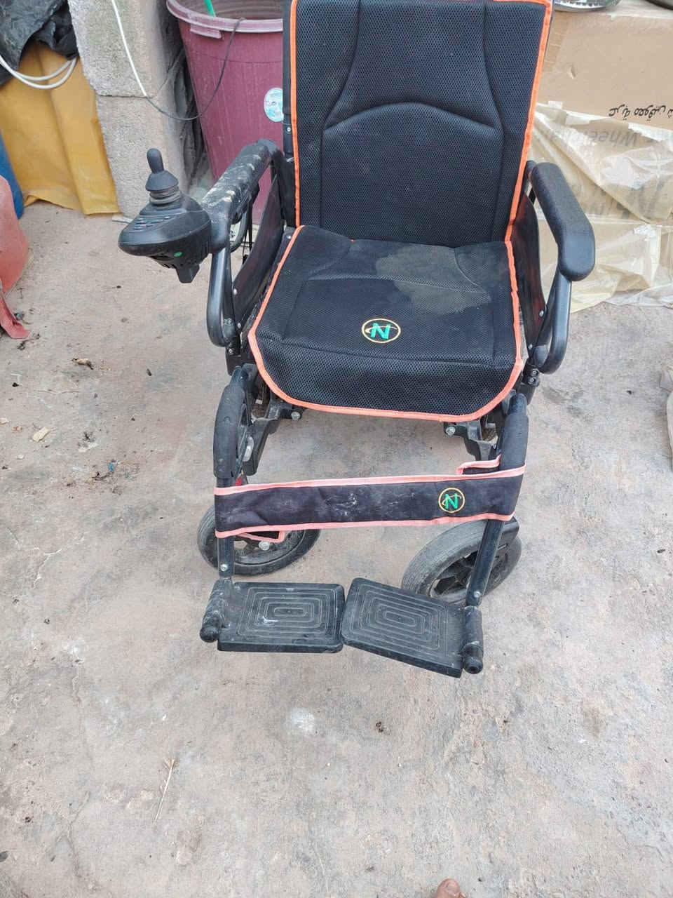 كراسي كهربائيه واحده جديده باكارتون وحده مستعمله    يطبك وصير بالسيأره  بدون رفع البطاريه  الجديده سعره _٥٠٠ وبيها مجال والمستعمله ب٣٠٠ شراي يتصل على *********** يدخل واساب

