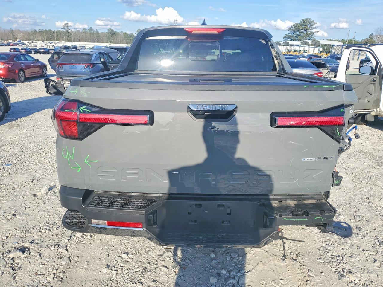 🚨 تنويه مهم
هذه السيارة معروضة في المزاد الأمريكي 🇺🇸
والمزايدة والشراء تتم عن طريق مكتب الباخرة للمزادات 🇮🇶
🔥 تدخل بكتاب الشهداء
───────────────
🚗 نوع السيارة:2025 HYUNDAI SANTA CRUZ LIMITED
📅 تاريخ المزاد:الاثنين 23-03-2026
💰 السعر: يتحدد داخل المزاد
📊 الممشى:10691 ميل فعلي
🛠️المحرك: 4 سلندر / 2.5 لتر
───────────────

🔥 مجاناً مجاناً مجاناً
📄 تقرير كارفاكس مجاني بدون أي مقابل
───────────────

🚗 سحب السيارة خلال 24 ساعة من وقت التسديد
💸 حسابات مخفّضة وعمولات أقل من السوق
───────────────

🚢 الشحن متوفر من:
🇺🇸 🇨🇦 جميع الولايات الأمريكية والكندية
➡️ شحن مباشر إلى العراق
➡️ العقبة – جبل علي – ميرسين
───────────────

🛃 تخليص كمركي كامل من ميناء أم قصر
🏔️ تخليص كمركي إلى إقليم كردستان
🇯🇴 شحن مباشر إلى عمّان (العقبة)
🇹🇷 شحن إلى ميناء ميرسين – تركيا
───────────────

🏢 فروع الشركة:
📍 الفرع الأول: بغداد – السيدية – الإعلام
📍 الفرع الثاني: الإمارات العربية المتحدة – الشارقة – الصناعية 4
───────────────

👥 مجموعة البيع والشراء:
https://www.facebook.com/share/g/17pXXBgeeU/?mibextid=wwXIfr

───────────────

🎵 TikTok:
https://www.tiktok.com/@al_bakhera?t=8qGOLioZlVE&_r=1

───────────────

📞 للاستفسار والتواصل:
+9647739115599


**إذا كنت صاحب هذا الإعلان وتريد حذفه لأي سبب، رجاءا أرسل رسالة إلى الدعم الفني**