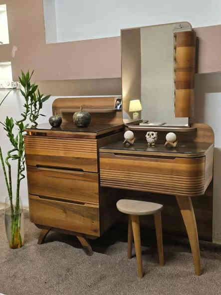 غرفة نوم تركية 🇹🇷 ماركة اصلية 9 قطع
الغرفة تكمة وقوية وخشبها جداً ثقيل
ابواب هايدروليك + سلايد جداً سلس بالفتح والسد اضافة الى المجرات كذلك
الغرفة استيراد خاص من تركيا يعني مو من الشركات العراقية 
السعر مليون و350
عنواني بغداد المشتل
*********** موجود واتساب
