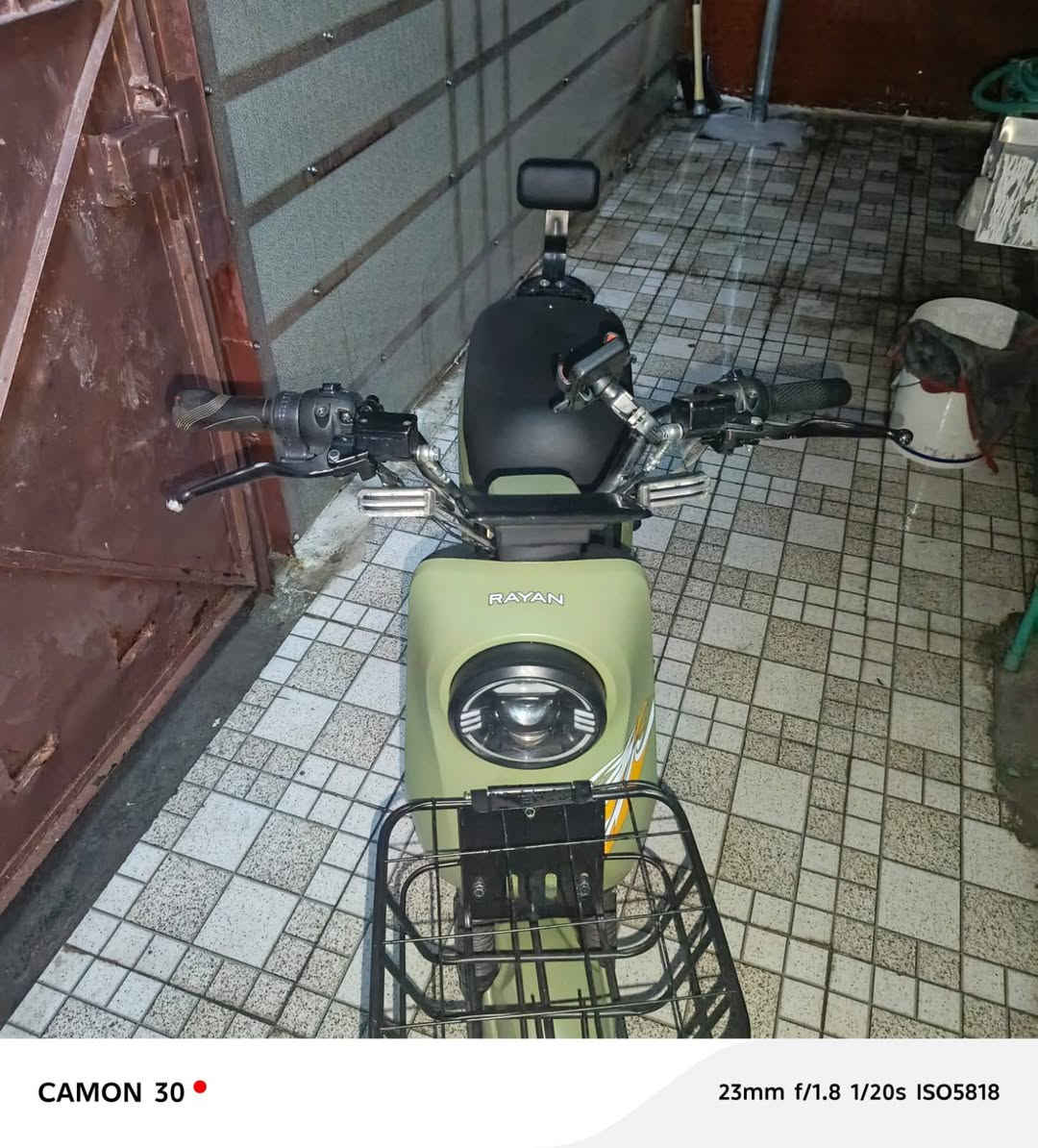 سلام عليكم✌
دراجة شحن ريان 
نضيفة بطاريات 🔋جديدة (ولي) 
ملف 1200
خمس بطاريات 🔋
جاملغ خلفي مكسور 
دكمة هورن+بك تحوير 
سعر 250 بيهة مجال 
مكاني بياع رسالة الاولى 
📱***********
