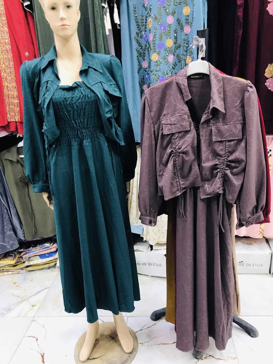 طقم فستان قطعتين (فستان + سترة) قمة الأناقة! ✨👗
​موديل عصري ومميز جداً، مناسب للطلعات والمناسبات.
​🎨 الألوان المتوفرة:
(ماروني - خردلي - نيلي/زيتي - جوزي - باذنجاني).
​📏 القياسات:
متوفرة من 38 إلى 44.
​📍 العنوان:
المسيب - السوق الكبير - سوق محلات الذهب - مقابل محل "أبو فاطمة للفرفوري".


**إذا كنت صاحب هذا الإعلان وتريد حذفه لأي سبب، رجاءا أرسل رسالة إلى الدعم الفني**