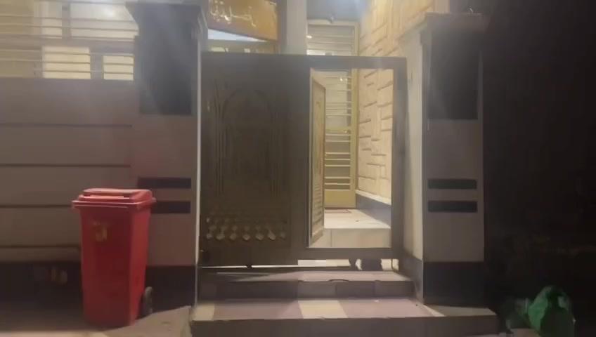 دار للبيع سند طابو صرف
المساحة ٧٥م
الواجهه ٥م 
النزال ١٥م 
يحتوي على غرف نوم عدد/٣ + صالة + مطبخ + حمام عدد/٢ + سطح أمامي وخلفي + باب مدخلين 

العنوان 
الدورة - شرطة ابو طيارة 
للاستفسار الاتصال على الرقم  ***********
