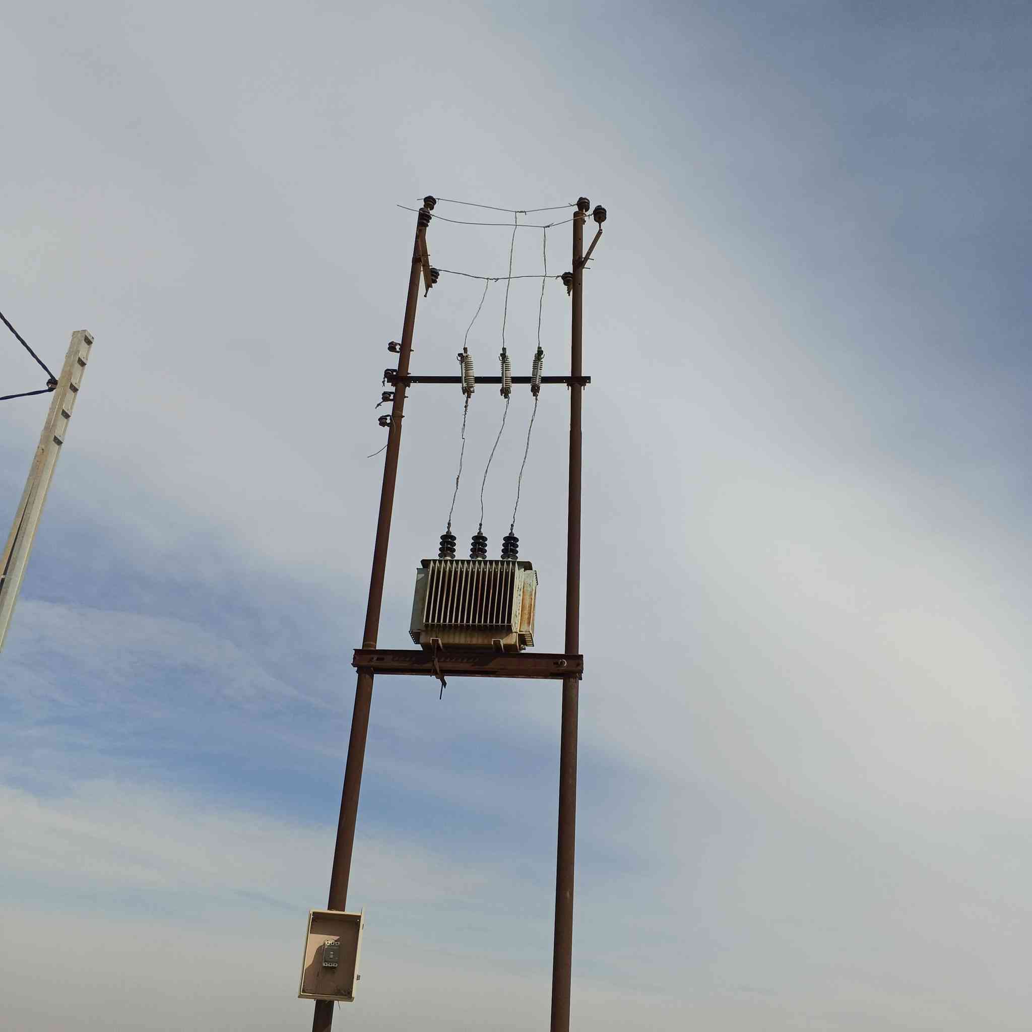 السلام عليكم ورحمة الله وبركاته
محوله للبيع ام الميه (400 انبير)

للأستفسار الاتصال ***********
او الاتصال على  ‏‪***********‬‏
او خاص مفتوح 

ويوجد اعمدة للبيع وسلاك 

وتحياتي
