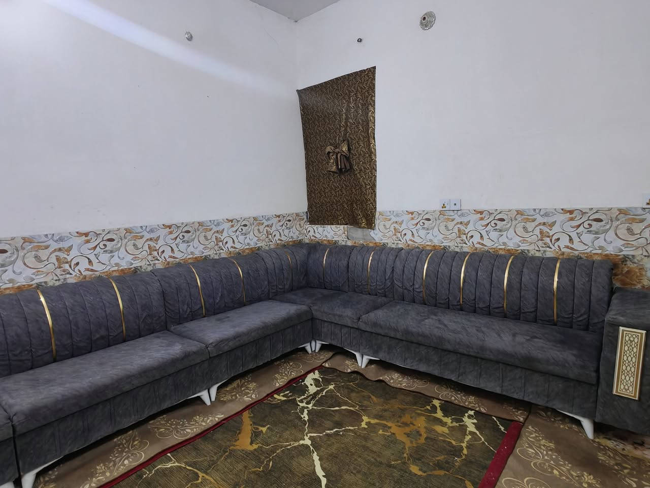 ديوان 14 مقعد تسكام خشب درجه اولى ثكيل مو خفيف حيل نضيف مابي اي ضرر السعر 325 العنوان كربلاء بدايه الأمن الداخلي *********** يوجد توصيل داخل كربلاء
