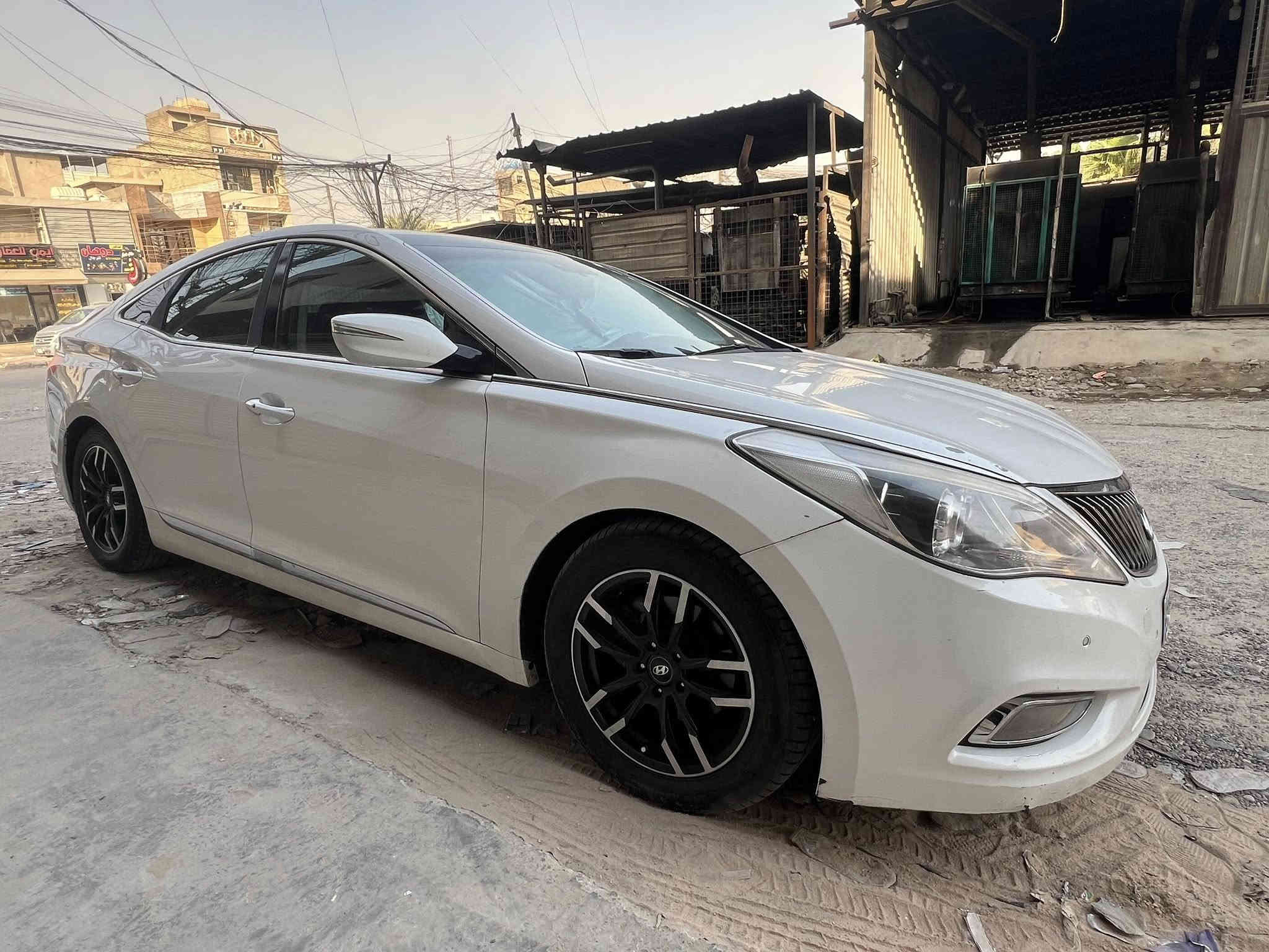 ازيرا موديل 2012
 رقم بغداد 
✅ فول مواصفات
✅. VIp
✅رقم الماني دولي 
✅ بصمة تشغبل 
✅تخم تاير جديد
✅ويل كب 17
✅محرك ٦ سلندر خليجي 
✅فول 1/1 خليجي 
✅اللون ابيض صدفي 
✅تبريد قطعتين منفصل 
✅بانوراما 3حركات 
✅ستيرن شكل رياضي sport 
✅ ثلاجه 
✅تحكم ستيرن 4 جهات 
✅جلد قرميدي اصلي تطريز 
✅كشنات كهرباء السايق والصدر
✅ تخزين 2وضعية ميموري كشن 
✅تدفئة وتبريد كشنات امامي
✅منضومة ذنون عالي
✅حساس امامي خلفي
✅كشنات جلد لون ماروني
✅لد امامي خلفي ليزر
✅لايت زينون ناصي عالي متحرك
✅ايرباك عدد 8
✅نظام ABS بريك
✅ مانع انزلاق
✅نظام AUTO HOLD نزول منحدرات
✅بصمات عدد 3 مع الصندوق 
✅بردات جانبيه خلفيه بلادي
✅سماعات عدد 10 
✅بردات خلفية اصلي كهرباء 
✅ ضوء ابيض داخلي 
✅مري كهرباء شفط قلابة مع ضوء إشارة 
✅الماسحات حساس تعمل عند الأمطار
✅حداديه جديده 
السياره بيهه باب خلف السائق مبدل  نفس اللون 
والباقي كفاله 
وسونار مرفق بلمنشور 
🛑 السعر132 
المكان / ديوانية - حي الجامعه
***********
