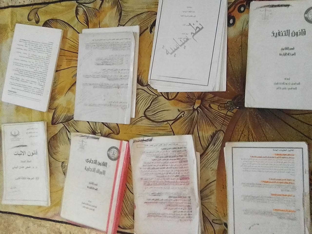 السلام عليكم
للبيع كتب قانون مرحلة ثانية وثالثه ورابعه السعر 25
بيهن تقص شوي الكتب ما مشخبطات قليل كلش اما الملازم مشخبطات هواي 
العنوان الحله الي يريدهن يراسلني خاص


**إذا كنت صاحب هذا الإعلان وتريد حذفه لأي سبب، رجاءا أرسل رسالة إلى الدعم الفني**
