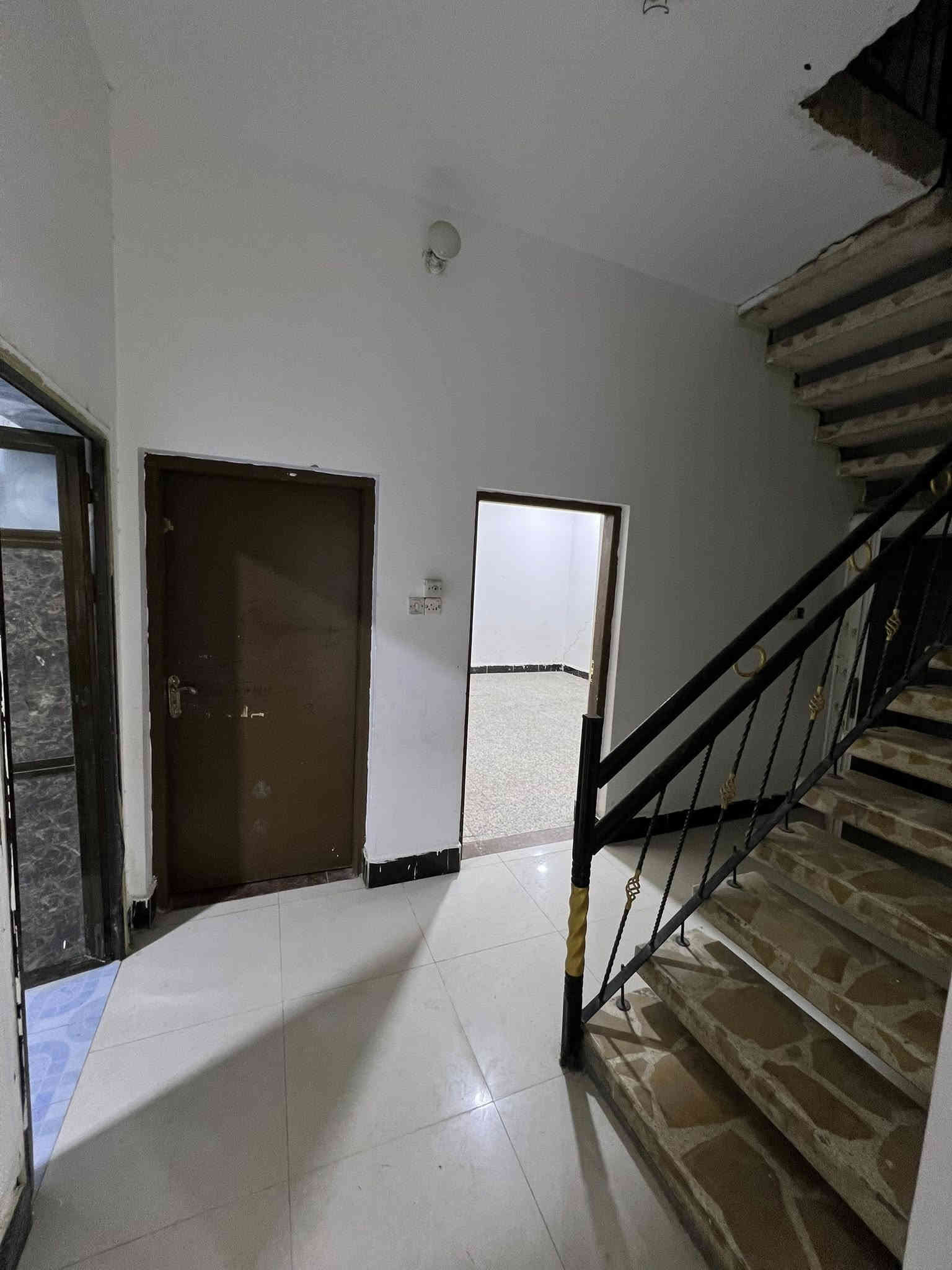 #يعلن_مكتب_الاصدقاء_الأستثمار_العقاري_في_البصره
عن توفر : للايجار

بيت للايجار في حي الاصدقاء ع شارع الشعيبة العام مقابل ياسين خريبط 
طابقين مساحة 200م
الاول يحتوي ع غرفتين وصالة ومطبخ واستقبال وكراج وصحيات 
الثاني يحتوي ع غرفتين وصالة وحمام 
وسطح 

سعر الايجار :900الف

يرجى: الاتصال على الرقم التالي                      
‏‎          واتس اب 
     ***********

‏‎ #عنوان_المكتب: البصرة - ياسين خريبط - شارع الشعيبه
