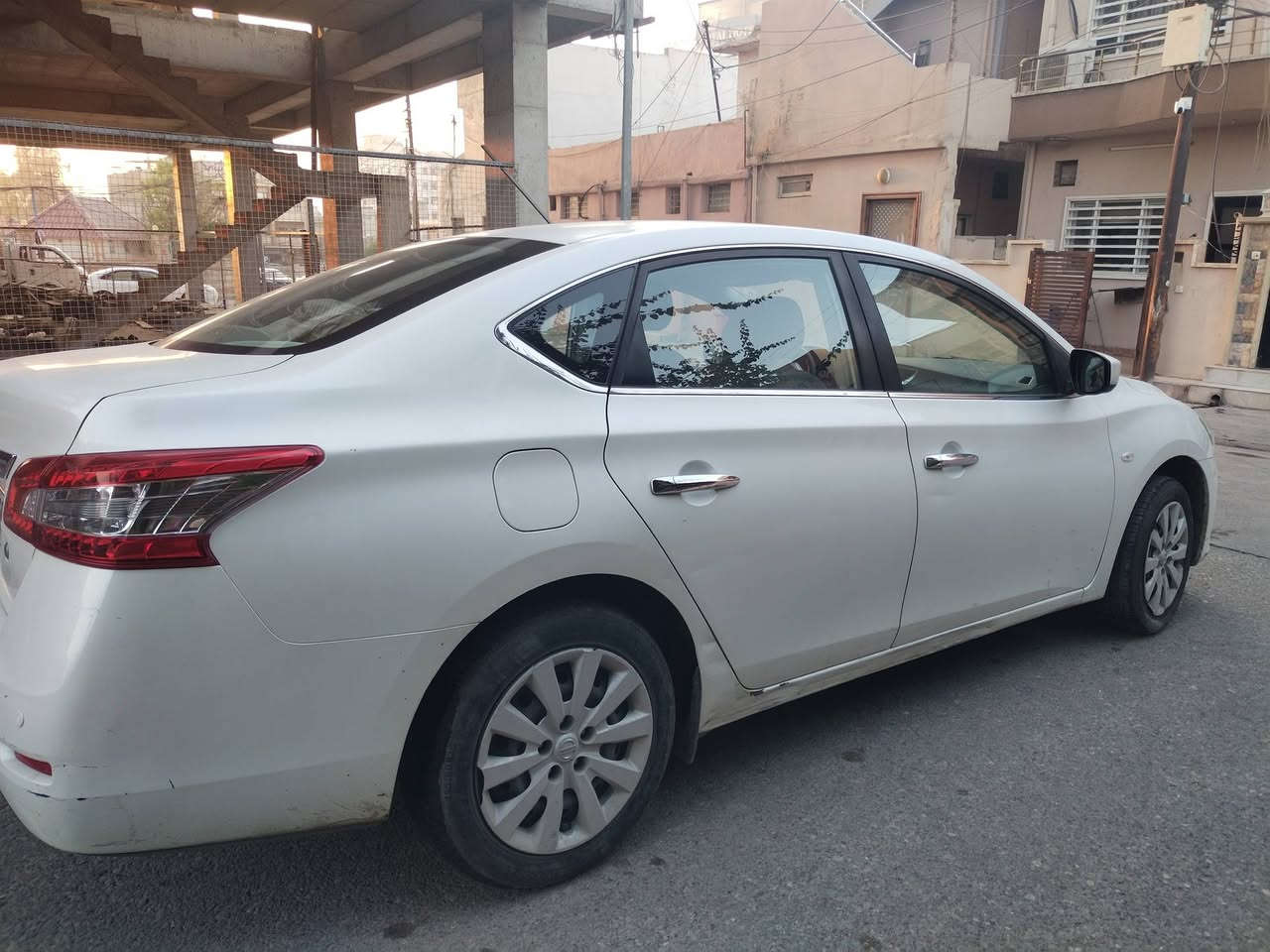 سياره گير ومحرك بشرط بدون عيب سياره بيها شخوط بدعاميه اماميه وخلفيه ويوجد ضربه خفيفه تحت باب بدون اي تأثير على باب و سياره يوجد عليها حالوب بس ما يبين بنضر 

ئۆتۆمبێلەکە گێڕ و مەکینەی بە شەرت و بێ کێشەن. لە دەعامیی پێشەوە و دواوە شوختی پێوەیە، هەروەها لە ژێر دەرگایەک لێدانێکی سوکی هەیە کە هیچ کاریگەرییەکی لەسەر دەرگاکە نییە. ئۆتۆمبێلەکە کەمێک تەرزە (حاڵووب)ی پێوەیە بەڵام بە چاو دیار نییە

السعر 125ورقه وبيها مجال
 ***********واتساب
