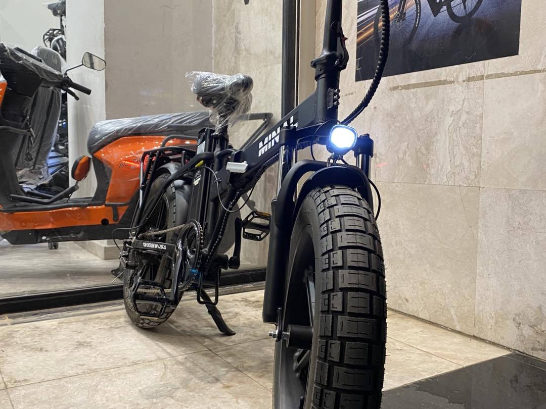 � بايسكل شحن أصلي من شركة MINAL – موديل FTC200 Plus 🚲

📌 الماركة: MINAL (مينال)
📌 الموديل: FTC200 Plus – الأكثر مبيعاً

⚡ المحرك: 1000 واط – أداء عملي وقوي
🔋 البطارية: ليثيوم قابلة للإزالة
🔋 الفولت: 48V
🔋 السعة: 15 أمبير
🚀 السرعة: تصل إلى 50 كم/س
📏 المسافة: تصل إلى 60 كم بالشحنة

🧳 قابل للطي – سهل النقل ويصير بأي حقيبة سيارة
🛠️ تصميم عملي مناسب للشحن والاستخدام اليومي

🛡️ ضمان سنة كاملة

✔️ خيار مثالي للتوصيل والشغل اليومي
✔️ اقتصادي ومجرب بالسوق
✔️ مبيعاته عالية بسبب الاعتمادية والسعر المناسب

💰 السعر  1,490,000

📦 توصيل متوفر لجميع مناطق العراق 🇮🇶

📍 فروعنا:
▪️ بغداد – باب الشرقي – مجمع النجاح
▪️ زيونة – شارع الربيعي

📞 للاستفسار:
***********
***********
📦 جملة: ***********

🚲 MINAL FTC200 Plus – عملي، اقتصادي، والأكثر طلباً
