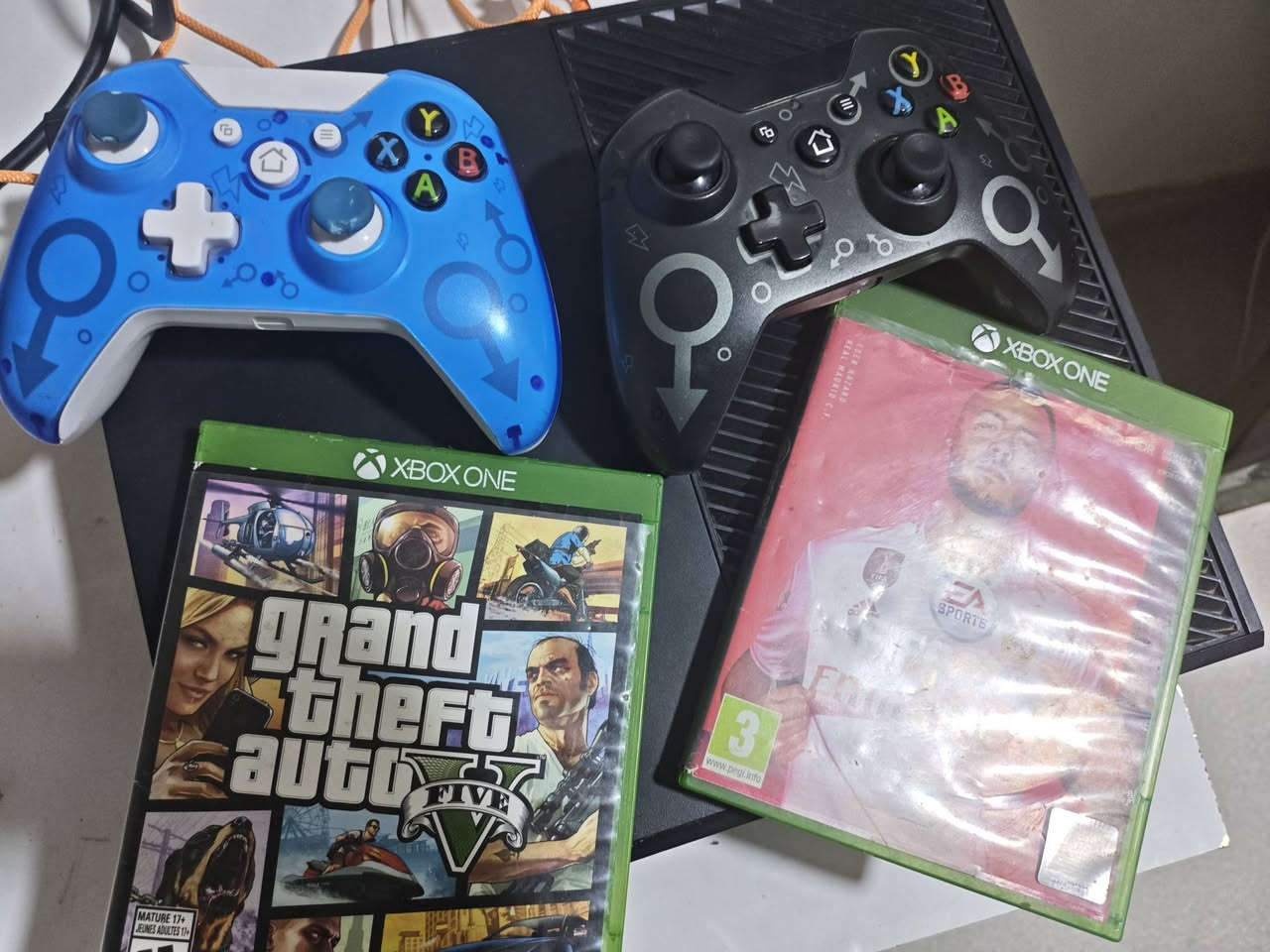 اكس بوكس ون للبيع ويا فيفا و جيتي اقراص و حساب بي ريديت وحساب كيم باس تقريب شهر او اقل شوي ويا يدتين تاخذه كامل تجي وتلعب ما تصرف عليه رايده ب 150 اني بل بصره راسلوني على هذا رقم واتساب فقط ***********
