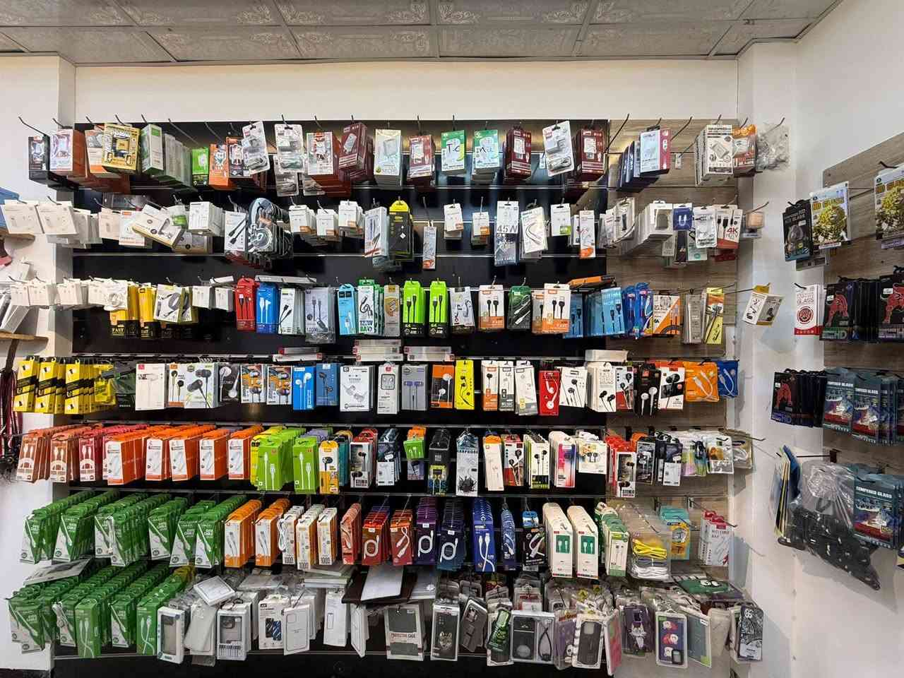 ​📢 فرصة استثمارية مميزة.. مكتب موبايلات متكامل للبيع 
لكل من يبحث عن مشروع ناجح وجاهز للتشغيل فوراً دون عناء التأسيس، يُعلن [امكتب الهاشمي للجوال ] عن عرض المحل بالكامل للبيع ( الأثاث والبضاعة).

​✨ مميزات الموقع:

​موقع استراتيجي: يقع في [شارع الصديق /مقابل منفذ محمد الدري ]، منطقة حيوية ذات حركة مشاة ممتازة ونسبة إقبال عالية.

​واجهة مميزة: واجهة زجاجية عريضة تضمن رؤية واضحة وجذابة لجميع المارّين.

​📦 محتويات المكتب المشمولة في البيع:

​الديكور والأثاث: فاترينات عرض زجاجية حديثة مزودة بإضاءة LED، مكتب إدارة مريح، أرفف تنظيم إكسسوارات، وستاندات حائطية راقية.

​الإكسسوارات والصيانة: كمية ضخمة من الإكسسوارات (كفرات، شواحن، سماعات، حمايات شاشة) + معدات صيانة متكاملة وجاهزة للعمل فوراً.

​المحل له سمعة ممتازة وقاعدة زبائن ثابتة في المنطقة.

​📞 للتواصل والاستفسار:

​لمعرفة السعر، أو لتحديد موعد للمعاينة على أرض الواقع، يرجى التواصل معنا عبر:

​رقم الهاتف/واتساب: [***********]

​ملاحظة: البيع يشمل المحل بكامل معداته وبضاعته، والرجاء الجدية في التواصل.
