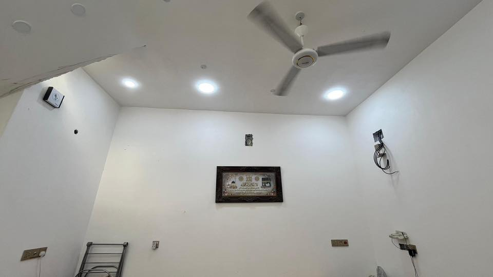 منزل للبيع _ابي الخصيب/عويسيان
المساحة_ 128م 8*16
بيت ركن ع شارع تبليط عرضه(10م) عرض شارع الفرعي(9م)
 طابق ونص
سنة البناء_2025
التفاصيل_(غرف عدد2+صالة عدد2+استقبال+مطبخ+صحيات عدد3+كراج يسع سيارة)

بناء طابوق مواد درجة اولى سقف كونكريت
بيبان+شبابيك تفصال درجة اولى

خدمات (ماء+كهرباء+تبليط+مدارس ابتدائية(بنين+بنات)+مدارس متوسطة)

للتواصل ***********
