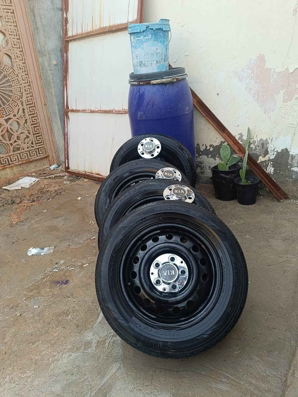 سلام عليكم وياله فول نضافه تايرات جدد ماشيات قليل وياهن كبات 
عنوان النجف الاشرف 
رقم ***********
سعر 220 وبيهن مجال قليل
