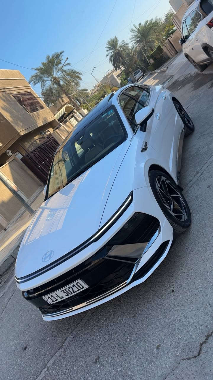 السلام عليكم
سوناتا خليجي موديل 24 ضمان شركه القلم 
ماشيه 22 الف كيلو السياره مكفولة عده بارد بالباب الخلفي فقط 
مواصفات السياره :- 
بانوراما 
بصمه
جلد 
كشن كهرباء 
حساس امامي خلفي 
شاحن وايرلس
بردات خلفية 
اناره داخلية متغيرة 
السعر 22,800$ وبي مجال بسيط 
للاستفسار الاتصال على الرقم
***********
***********
