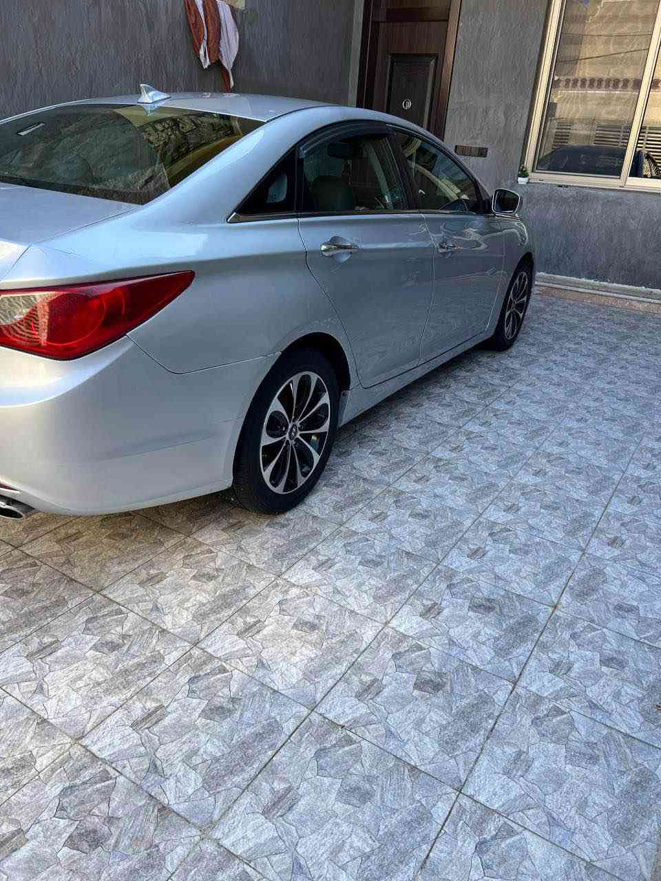 السلام عليكم للبيع فقط

سوناتا 2013امريكي فول عدا الفتحه 

بصمه 

شاشه 

تحكم ستيرن 

شفتات 

كشن كهرباء وتدفئه 

يدات نيكل 

كشن جلد 

ماشيه 170ميل

محرك لاتنقيص لاتبخير لا حماوه وعليه ادامه كامله من كلشي  

رقم بغداد سنويه سقطت بشهر التاسع وهاي تنزلك من السعر 

السياره ضررهه قبق جنطه وجاملغ خلفي (الجاملغ مصلح نفسه)

وبلعراق بيهه بارد بل باب الخلفي والباب الامامي نطخ بستوته وبدلته والاصلي لسه عندي ودحجه مالته تافه كلش وبدلته حداديه جديده بدلتهه حته المتعبان بدلته بس الدرايمات مال بدلتهن وهذني هم انزلهن من سعرهه 

سياره مكانهه بابل 

سعرهه 110وبي مجال 

ممتواجد فقط اتصال *********** حلة, بابل
