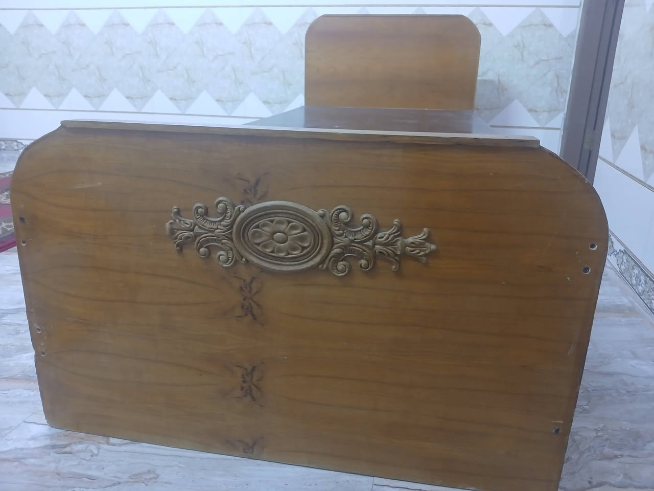 للبيع: سرير خشب صاج أصلي 🛏️
​لأصحاب الذوق الرفيع والباحثين عن المتانة، متوفر سرير خشب نجارة درجة أولى مو شغل جاهز.
​نوع الخشب: صاج أصلي (متانة وعمر طويل).
​التصميم: كلاسيكي مع نقشة مميزة على الرأسية، خشب ثقيل ومضبوط.
​الحالة: نظيف جداً وجاهز للاستخدام.
​السعر: 60 ألف دينار وبيه مجال للشراي 
​الموقع: كربلاء المقدسة.
للاستفسار أو الشراء، يرجى مراسلة الخاص أو الاتصال على الرقم: [***********]
