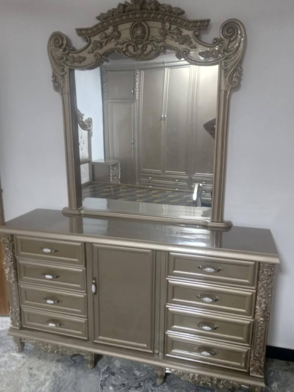 مستعدون لتجهيز كافة المعراض بل موبيليه كناتير مع غرف نوم مع محامل فراش مع ابواب شغل درجة أولى وباأسعرمناسبةرقم صاحب المعمل جاسم ابومحمد ***********
