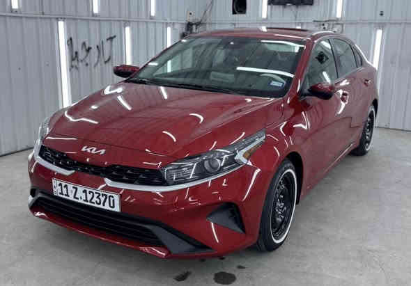 سلام عليكم
عندي فورتي موديل 2024 گلين تايتل مكفوله كفاله عامه حت الدعاميات لا بارد ولا صبغ ولا فتح 
السياره اني مستوردها على ايدي يعني اول مره تنعرض بيها طخه بل دعاميه الخلفيه صغيره ومرجعه نفسها مابيها اي صبغ السياره جديده 
ماشيه 19 ألف ب امريكا ماشيه 16 الف السياره
ب اسمي مدوشمه عام مابيها اي نقص وياها سويجاتها الثنين بلاديات السياره كامله للأخير 

مكاني بغداد حي الخضراء 
***********
