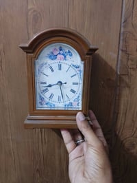 ساعة حائط • اوربي • بلاستيك`,`بطارية صغيرة`,`قلم مينا`,`مع توصيل