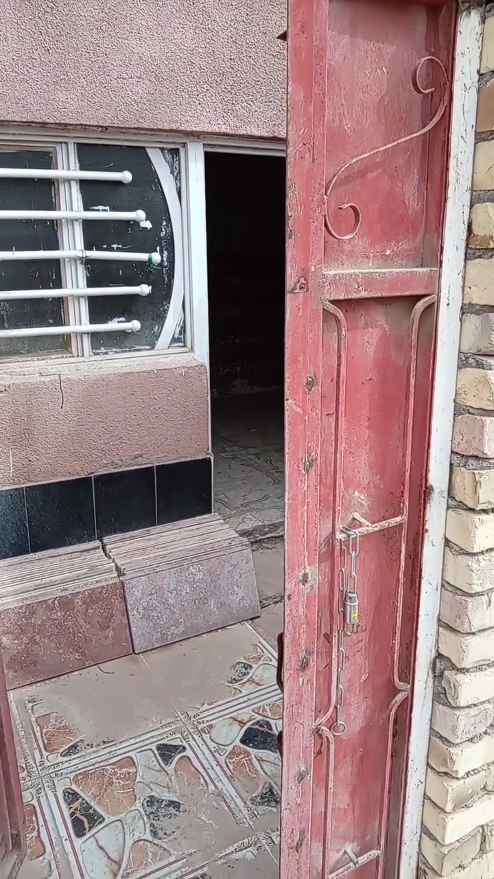 للبيع دار ١٠٠متر مربع حي الرحمة الأولى خلف الشارع العام قرب الصيدلة ولواء الشرطة الاتحادية الخاص مفتوح م *********** واتس  وآسيا
