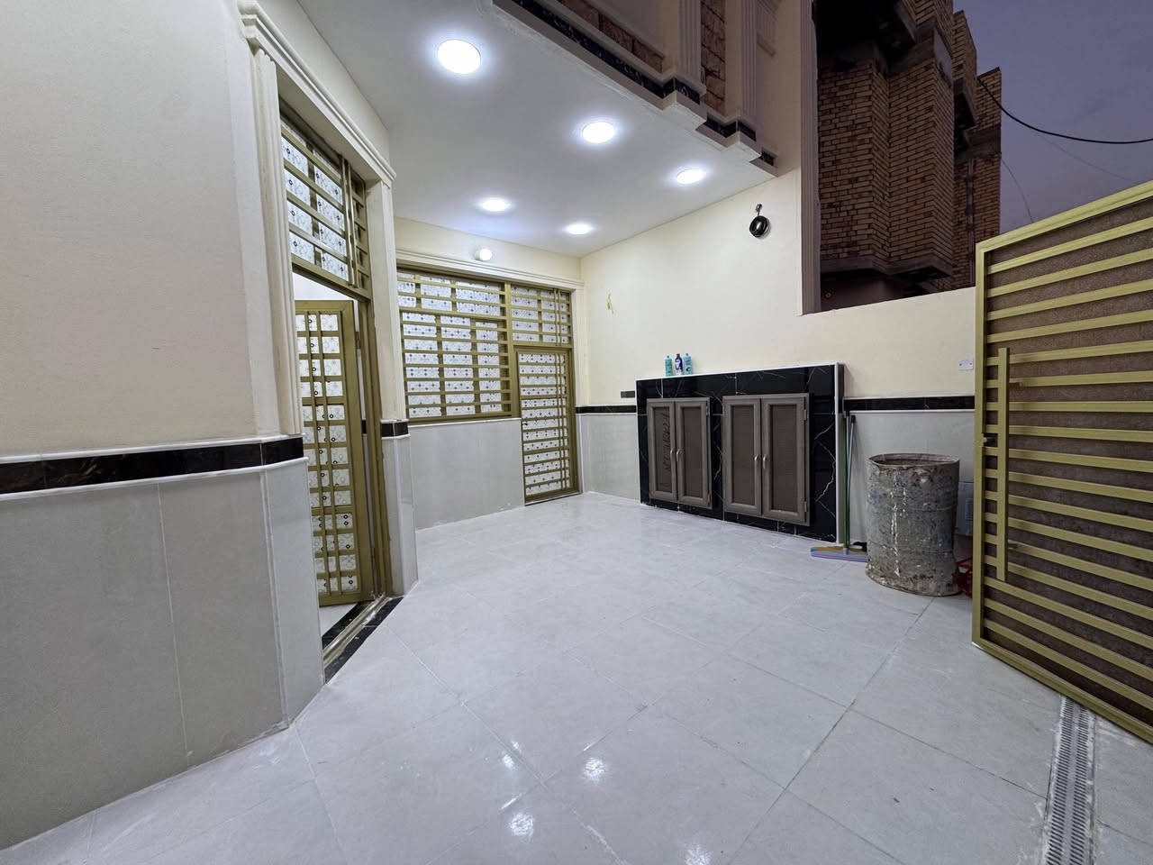 دار للــبــيــع المساحة 200 م في جمعيات حجي حسن قرب أسواق العائلة طابق واحد بناء حديث جاهز للسكن للإستفسار الإتصال على ***********
