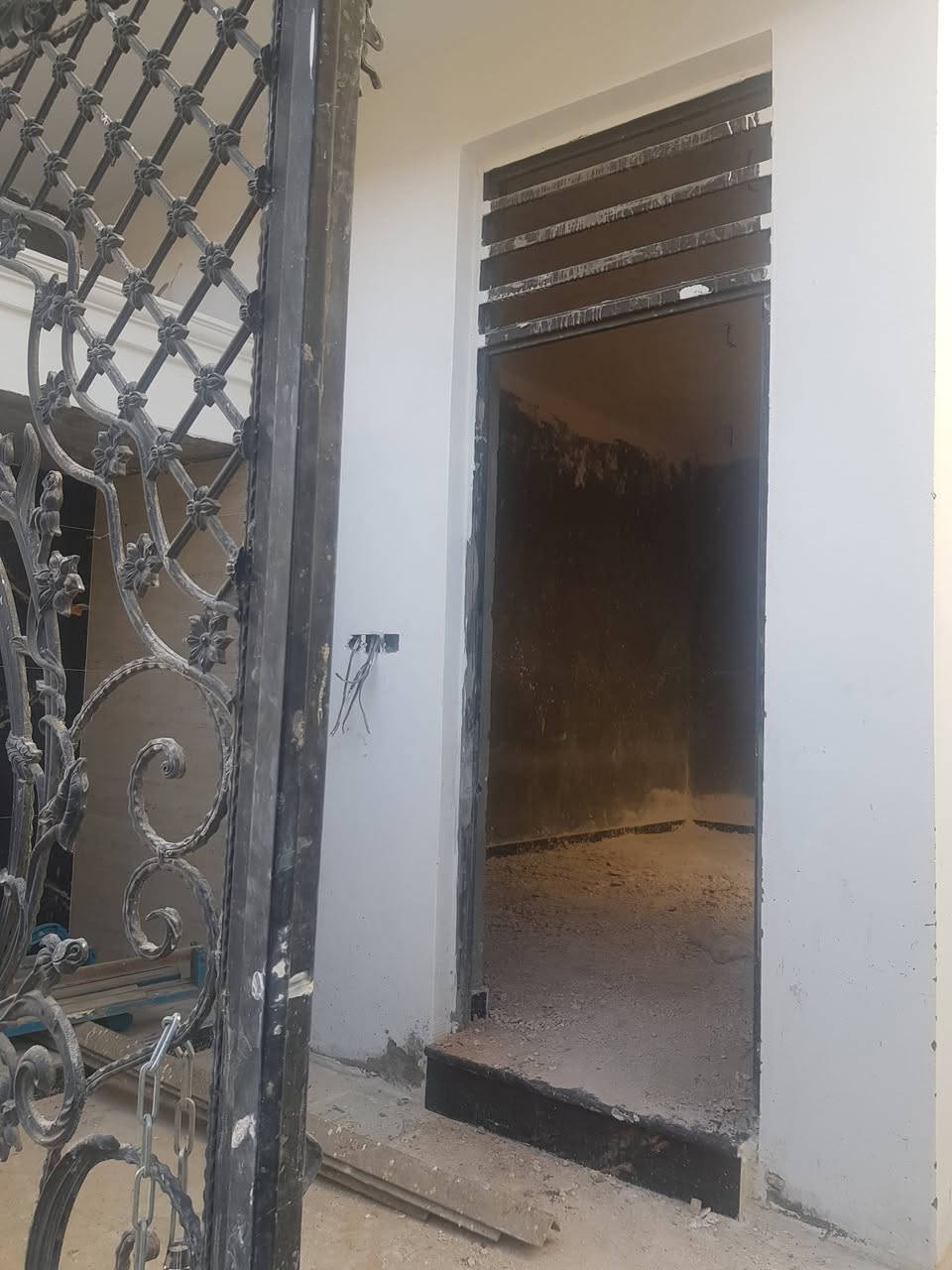 🌟 يا الله، السلام عليكم ورحمة الله وبركاته 🌟
زبائننا الكرام، تتوفر مشتملين  (Twin House) للبيع في منطقة التقية خلف المستوصف، بموقع مميز وقريب من الخدمات.
📐 مساحة كل واحد: 100 متر مربع. 🏠 البناء حديث ومسلح وفق الطراز المودرن، مع بقاء اللمسات والتشطيبات الأخيرة فقط، ويتم تسليم الدار جاهزة بالمفتاح.
🔹 مواصفات الدار: ▪️ طابقان. ▪️ الطابق العلوي: غرفتا نوم وصالة. ▪️ الطابق الأرضي: استقبال، صالة، مطبخ، وغرفة نوم.
للاستفسار والحجز، مراجعة مكتب الشهد للعقار في  خدمي حي الجزائر مقابل مصرف الجنوب الإسلامي، أو الاتصال على الأرقام التالية
***********
 ***********
مكتب الشهد للعقار... ثقتكم عنوان نجاحنا.
