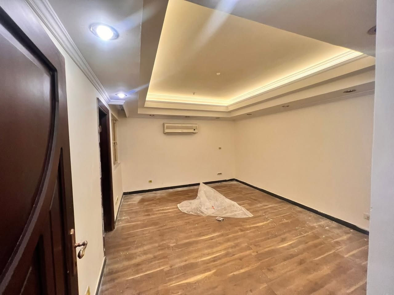 للايـجـار 🏠 الكرادة المسبح

عنوان العقار 📍 المسبح قرب قرية دجلة

🔶 المساحة  400  مـتـر

يحتوي على كراج وحديقة وصالات عدد 2 وهول داخلي

وغرف عدد 6 ومجموعة صحيات ✔️

الدار مجهز اثاث مطبخ وسبالت 

❗️❗️للشـركات والمكاتب التجارية ❗️❗️

ــــــــــــــــــــــــــــــــــــــــــــــــــــــــــ
‎‏‎((شركة دار السلطان للعقار حيثٌ تَلتَقي الرُوٌية ,بلتَمَيٌز ))

❗️❗️ نسـتـقـبل العروض البيع الشراء والايجار ❗️❗️

بيع - شراء - ايجار - ادارة امـلاك - مقاولات عامة

‎‏‎📊كل ماعليك الاتصال أو المراسلة على الصفحة *ʲᵒⁱⁿ ᵘˢ*

 حسن زوانة *********** - ***********

‎‏‎الفرع الاول /عرصات الهندية مجاور فندق بلوم 

‎‏‎ الفرع الثاني /الـسـيـديــة الضباط مقابل افران الرباط

‎‏‎‏‎زبائننا الكرام بِكُم نَرتقي ونَتشرف بزيارتِكم ونَفتخر بخِدمتِكم ❤
