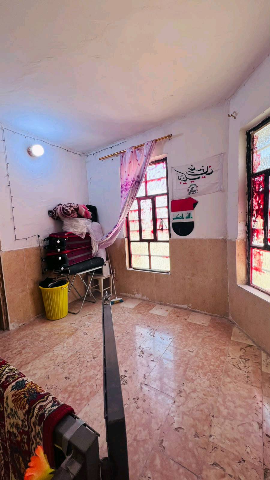 سلام عليكم بيت بل سبل الاولى قرب مكتب الفرطوسي،، ال مساحه 75متر طابقين كونكريت الرضي كونكريت صب حصيره الفوك صب كونكريت الطابق الول بيه غرفه وصاله ومطبخ وصحيات الطابق الثاني بيه غرفه وصاله وصطح زغير الرضيه كرانيت البيت طابوق البناء،، الاسعر 33وبيه مجال الشراي 
الهاتف***********