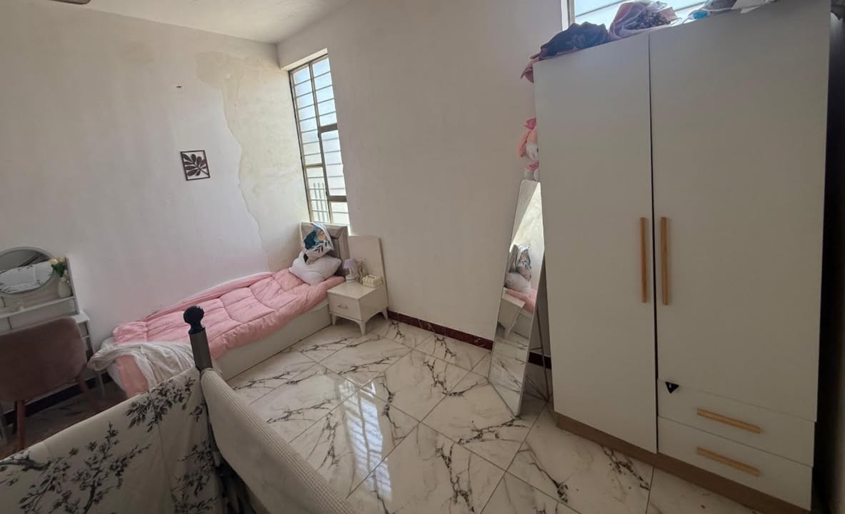 غرفه نوم نفر واحد  بناتيه متكونه من سرير واحد وكنتور بابين وتسريحه مكياج ومجر صغير يم جربايه ومراية  وسعر يكون 350الف ليريد يستفسر خاص 🦢🤍


**إذا كنت صاحب هذا الإعلان وتريد حذفه لأي سبب، رجاءا أرسل رسالة إلى الدعم الفني**