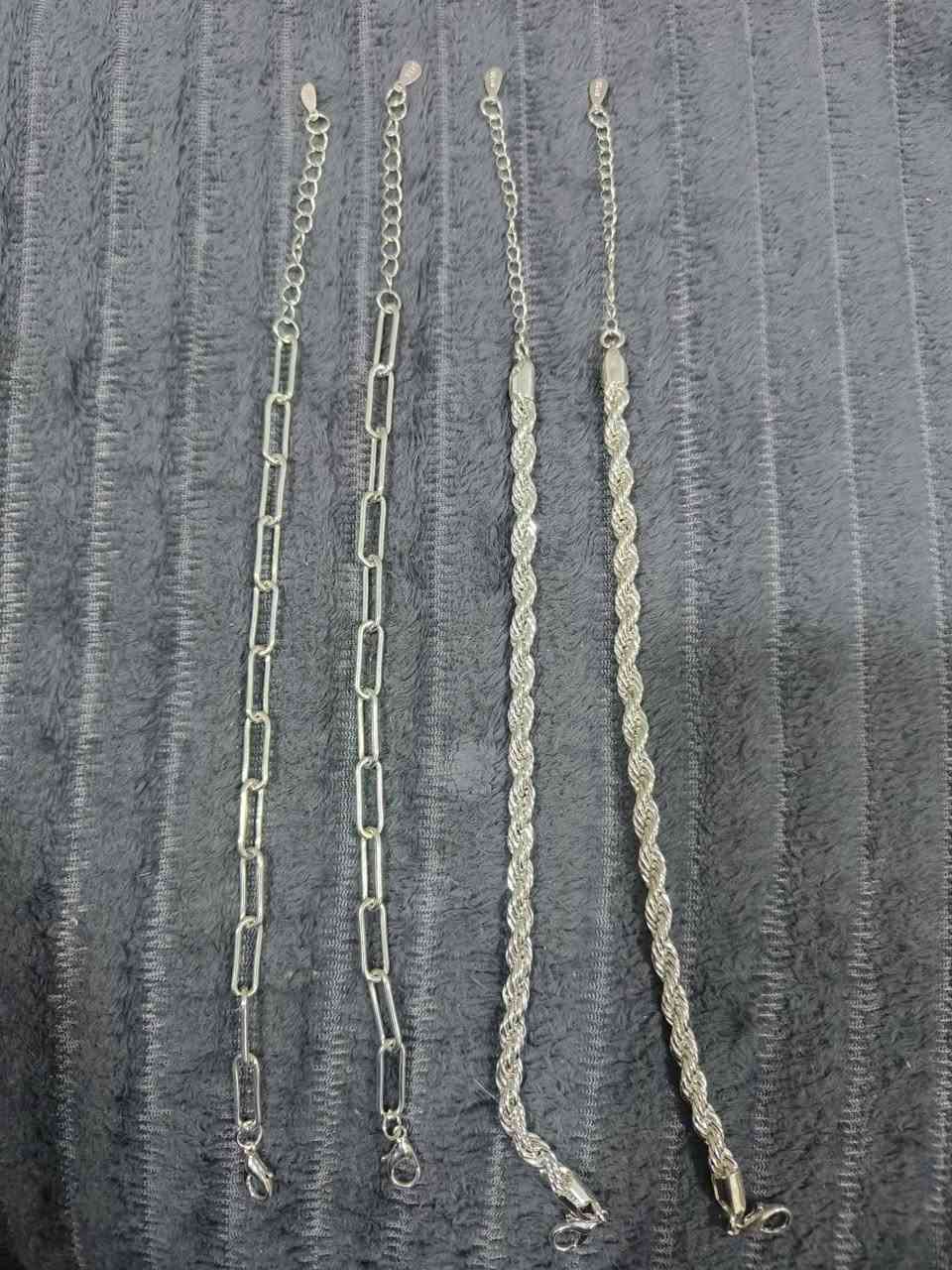 اسوارات مختمة 925
بس كلاوات اعتقد مطلي فقط بالفضة لان ينجذب للمغناطيس بس للامانة حلوات 

انطي بيهن سعر اذا يفيدنك


**إذا كنت صاحب هذا الإعلان وتريد حذفه لأي سبب، رجاءا أرسل رسالة إلى الدعم الفني**