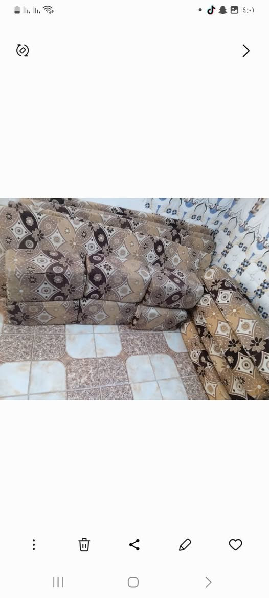 سلام عليكم عدنه غراض للبيع كلمن وسعره نضيفات الكاونتر ٢٠٠  طباخ ب ٣٠٠ وبي مجال وجلسه.100  وتصال ع رقم   *********** مكان كربلاء حي زهراء
