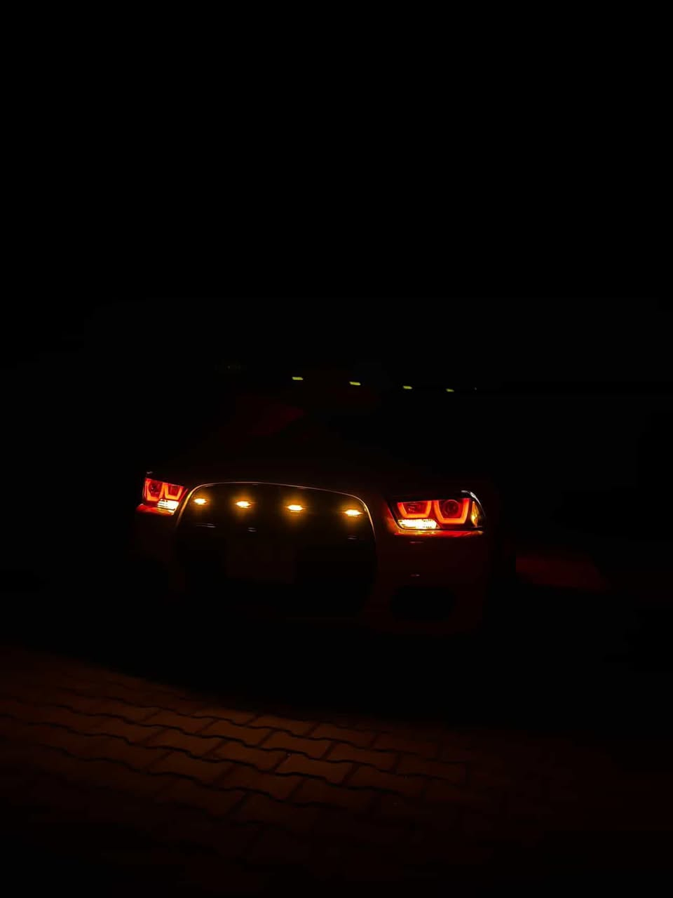 السلام عليكم
لايتات دبليو مراوس ببلادي أبو طاسه 
عليها عدسات اوسروم 
واروكال ع تلفون كل الاوان وبيه 256مود
وياه ليزرات ماتركس عدد 2 بكل لايت 
ويا زنون بيها عالي يطفي كامره 
***********
