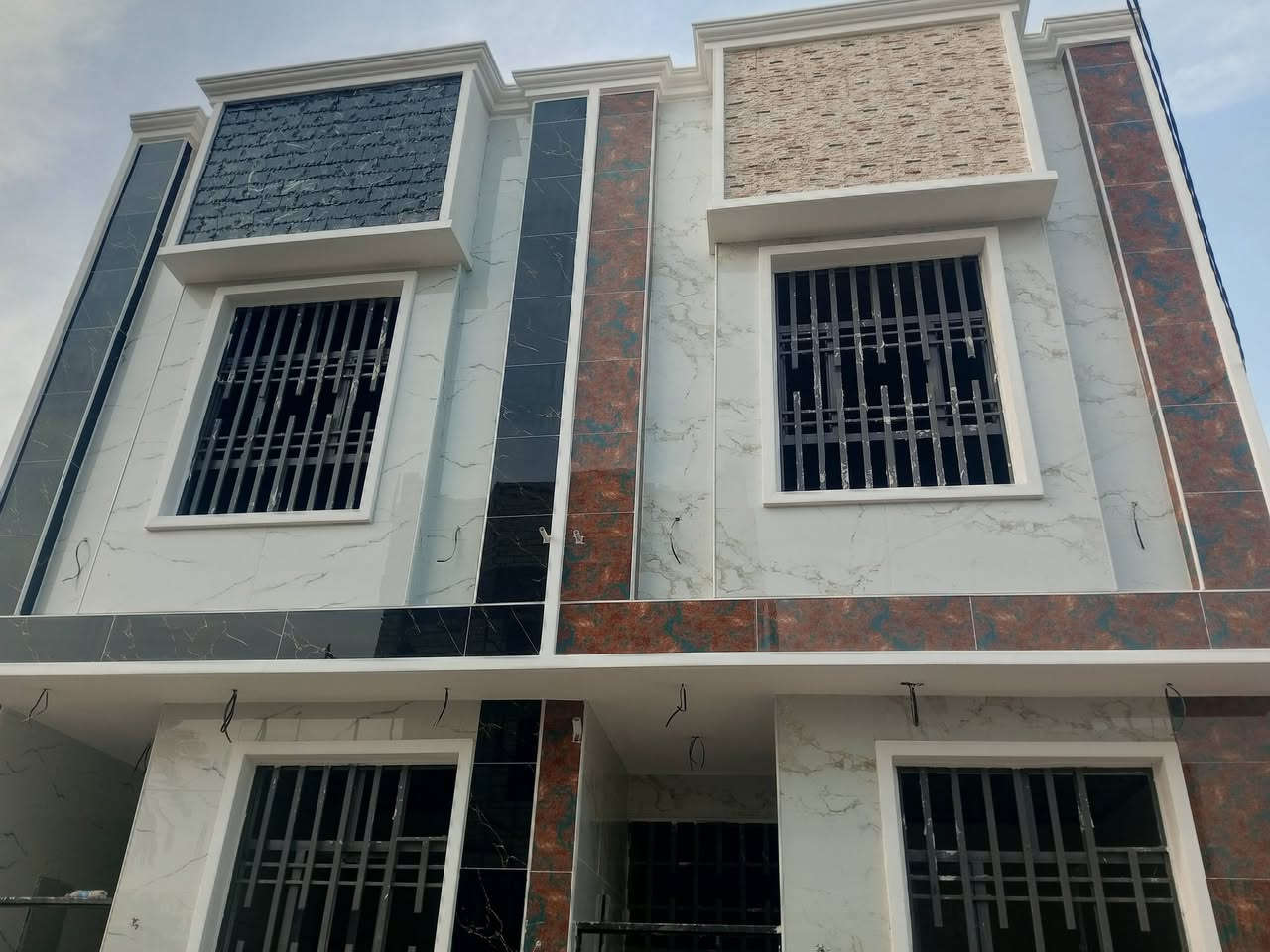 بيت 50 متر طابقين للبيع تسليم مفتاح العنوان كربلاء حي العباس قرب الحولي السايدين يبعد عن لامام كيلوين يرهم حسينيه او سكن السعر 80 وبي مجال ***********
