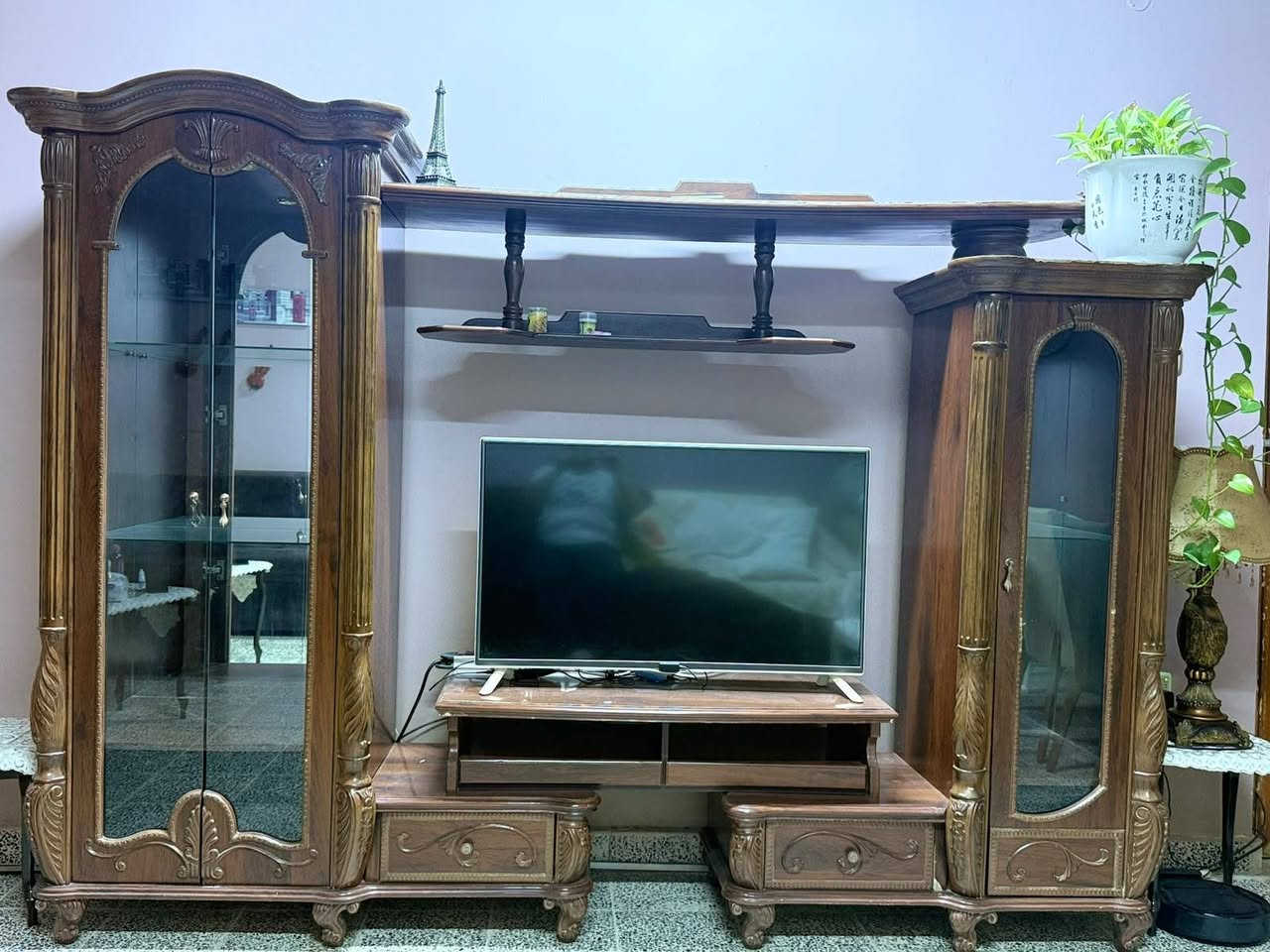 معرض تلفزيون ماليزي درجه اولى نظيف للبيع السعر  250وبي مجال مكان الديوانية حي الجامعة هاتف ***********

