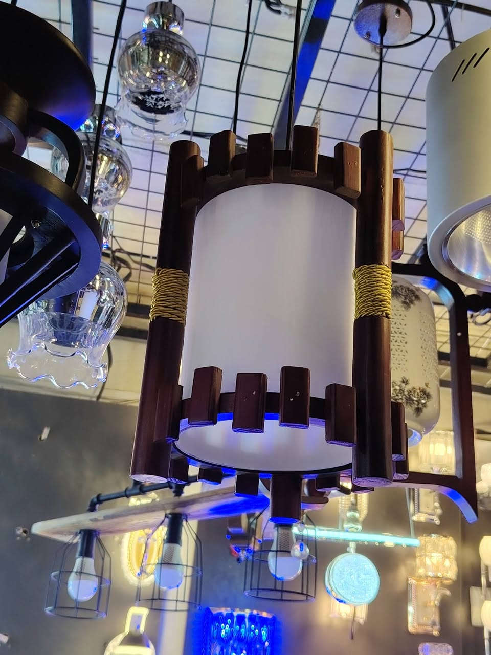 السلام عليكم تعليك خشبي سعر القطعه ١٢٥٠٠ ابراكيت جداري سعر القطعه ١٢٥٠٠ واكو جمله منهن ***********
