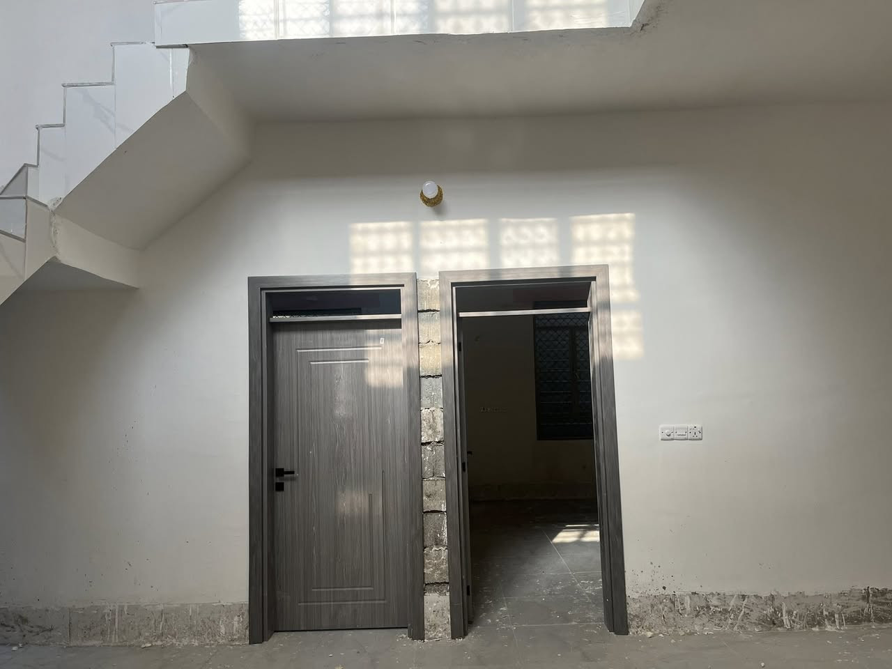 للبيع دار سند زراعي جديد 
الموقع - حي الامير الزراعي 

سنة البناء ٢٠٢٥ 

المساحه ١٦٥ متر 

يحتوي على 
،،،،👇👇👇👇👇👇

٢ غرفه نوم 
صاله مفتوحه 
استقبال 
مطبخ 
حصيات 
سطح 
سيراميك جداري وارضي 
للاستفسار 
*********** -***********
