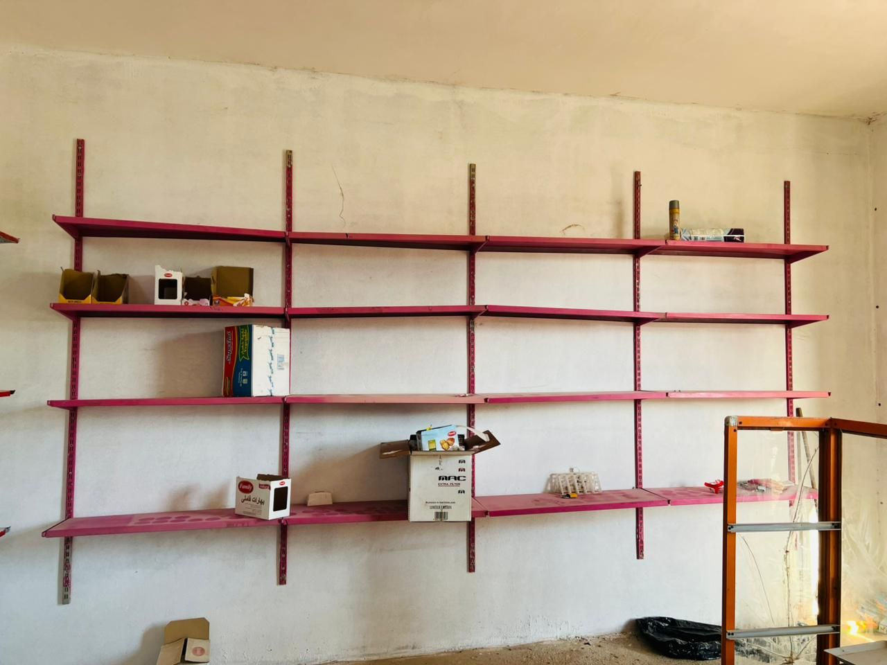 السلام عليكم 
غراض محل للبيع 
عارضة شغالة سعرها 250 
الميوز البرتقاليات سعرهن 150 
ارفوف كامل البيض والحمر سعرهن 125 
ميز مكتبي سعرو 100 
مكاني تل واعي 
***********
