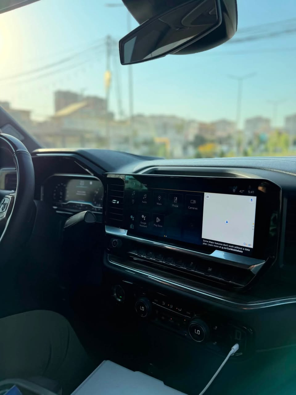 شفروليه سلفرادو RST موديل 2023 بمحرك 5.3 V8، مواصفاته:
ماشي 74 كيلو
* المحرك: V8 سعة 5.3 لتر EcoTec3
* القوة: 355 حصان
* العزم: 519 نيوتن.متر (383 رطل-قدم)
* ناقل الحركة: أوتوماتيك 10 سرعات
* نظام الدفع: خلفي (2WD) أو رباعي 
     شاشة معلومات وترفيه 13.4 بوصة.
* شاشة عدادات رقمية 12.3 بوصة.
* دعم Apple CarPlay وAndroid Auto لاسلكيًا.
* تشغيل السيارة عن بعد.
* مقاعد أمامية مدفأة (حسب التجهيز).
* كاميرا خلفية، مع أنظمة أمان مثل المحافظة على المسار والتنبيه من الاصطدام .
حادثه بدي مبدل كامل فقط بدي الباقي كفاله عامه 
***********
سعر 340 ورقه وبيها مجال 
عنواني بغداد الدورة .
